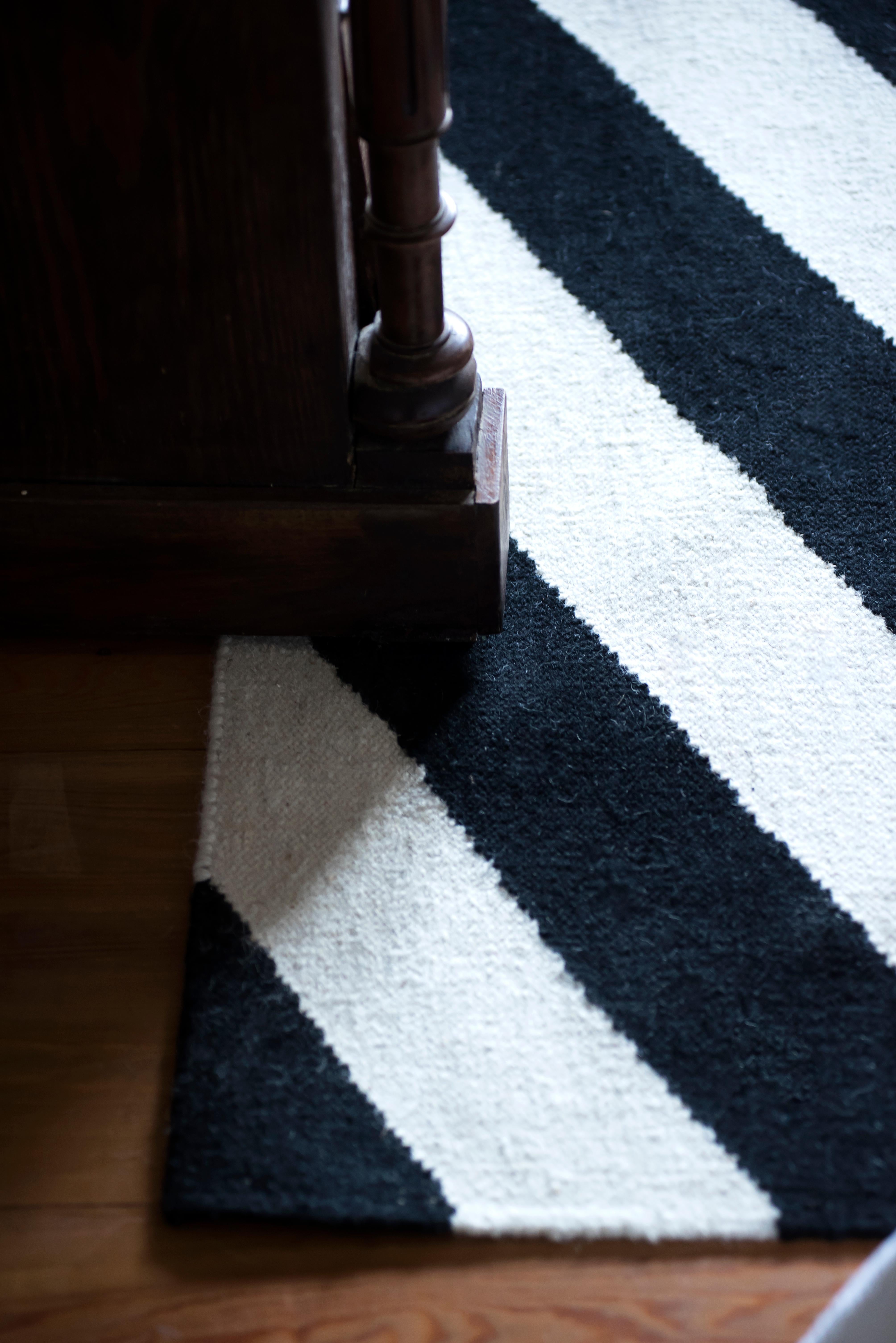 Modern Handwoven Flat-Weave Wool Kilim Rug Black and White Zebra Geometric In New Condition For Sale In Madrid, ES