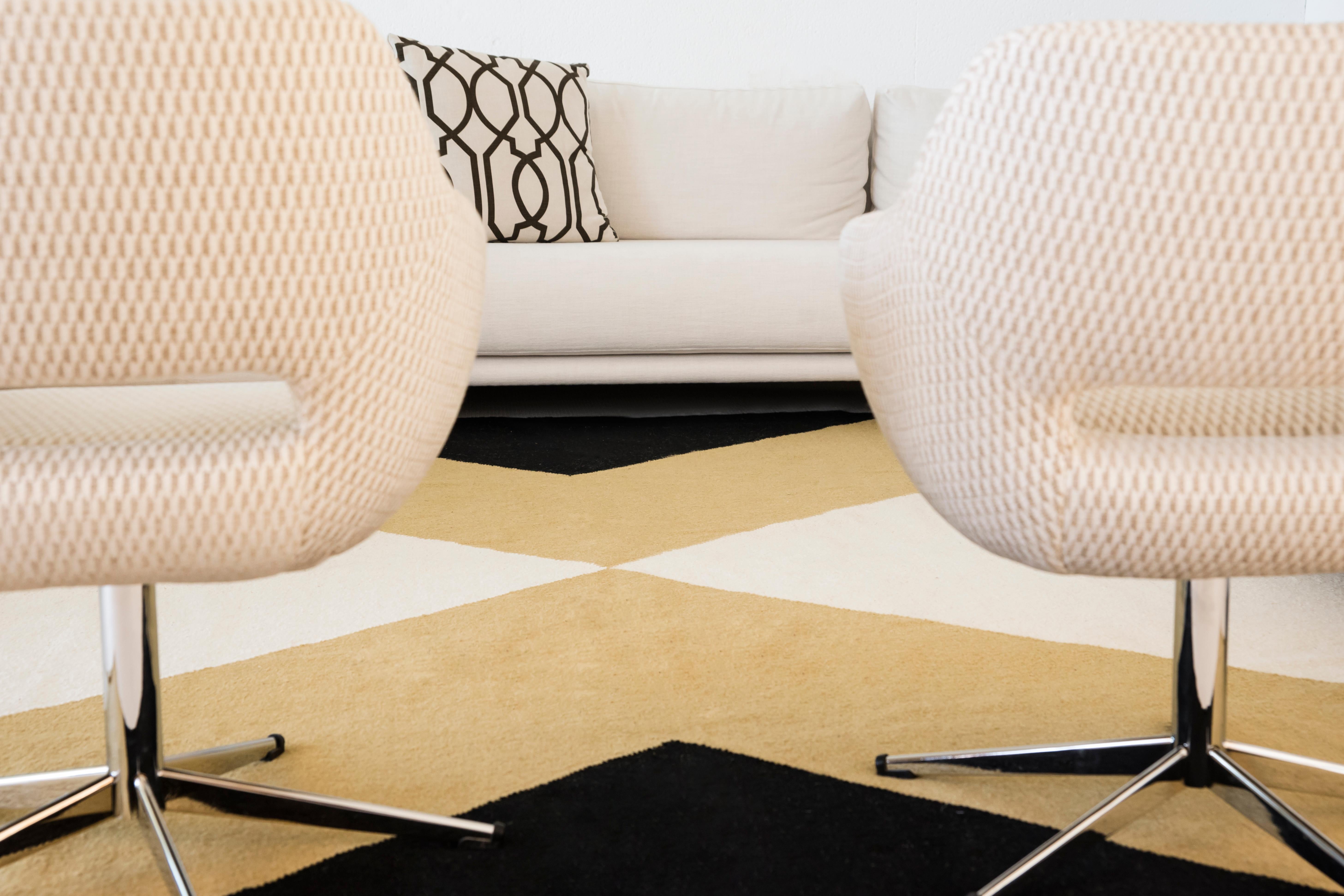 Zeitgenössischer handgewebter Flachgewebe-Kelim-Teppich aus Wolle in Schwarz-Weiß-Gold, geometrisch (Indisch) im Angebot