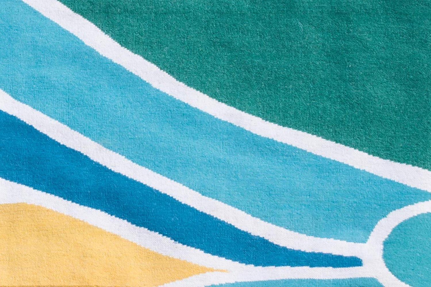 Ce tapis a été éthiquement tissé à la main dans les fils de laine les plus fins par des artisans du nord de l'Inde, en utilisant une technique de tissage traditionnelle originaire de cette région.
Chaque tapis est tissé à la main avec des détails