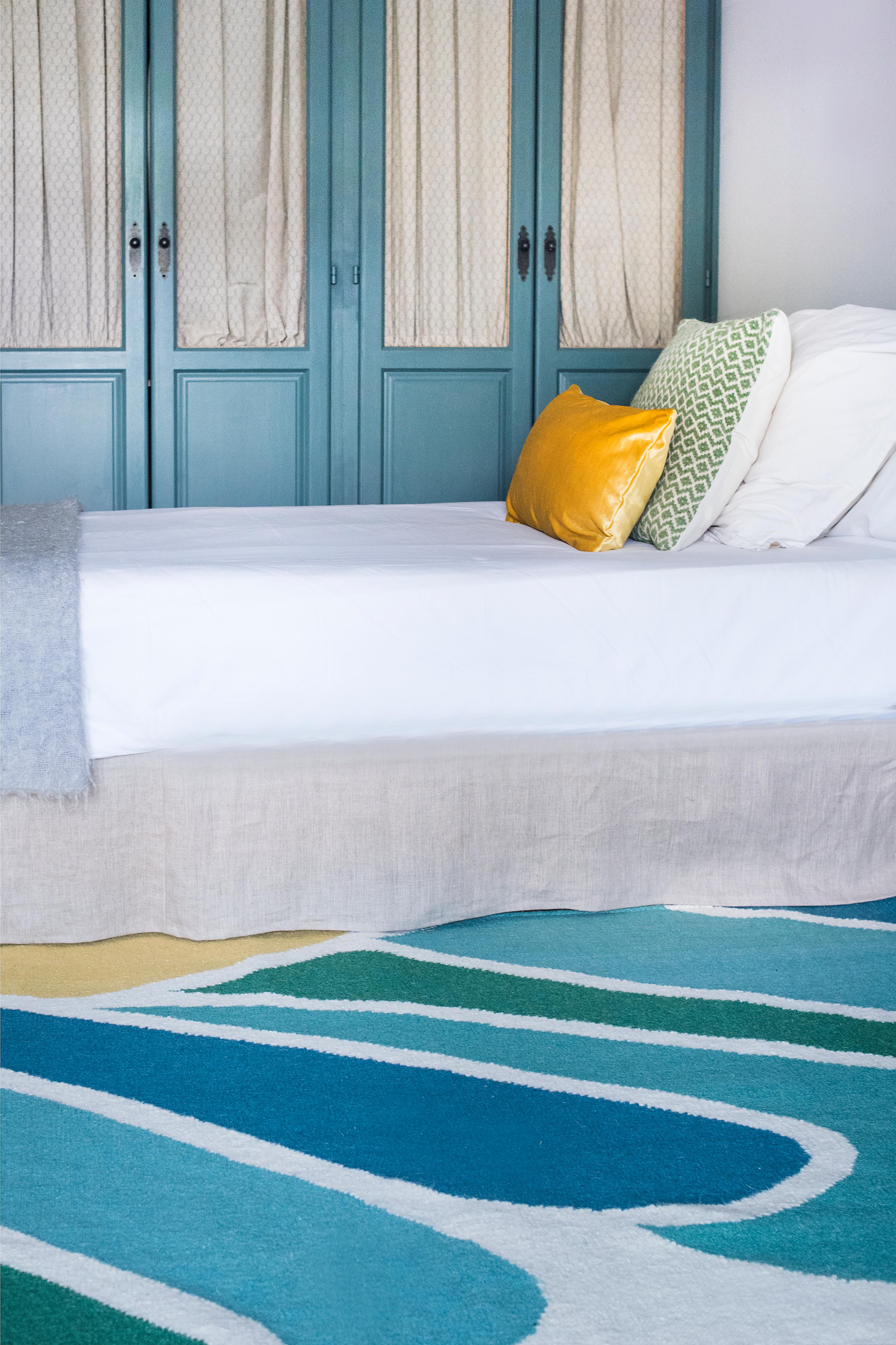 Indien Tapis Kilim moderne en laine tissé à la main bleu, vert et jaune d'algues, coloré en vente