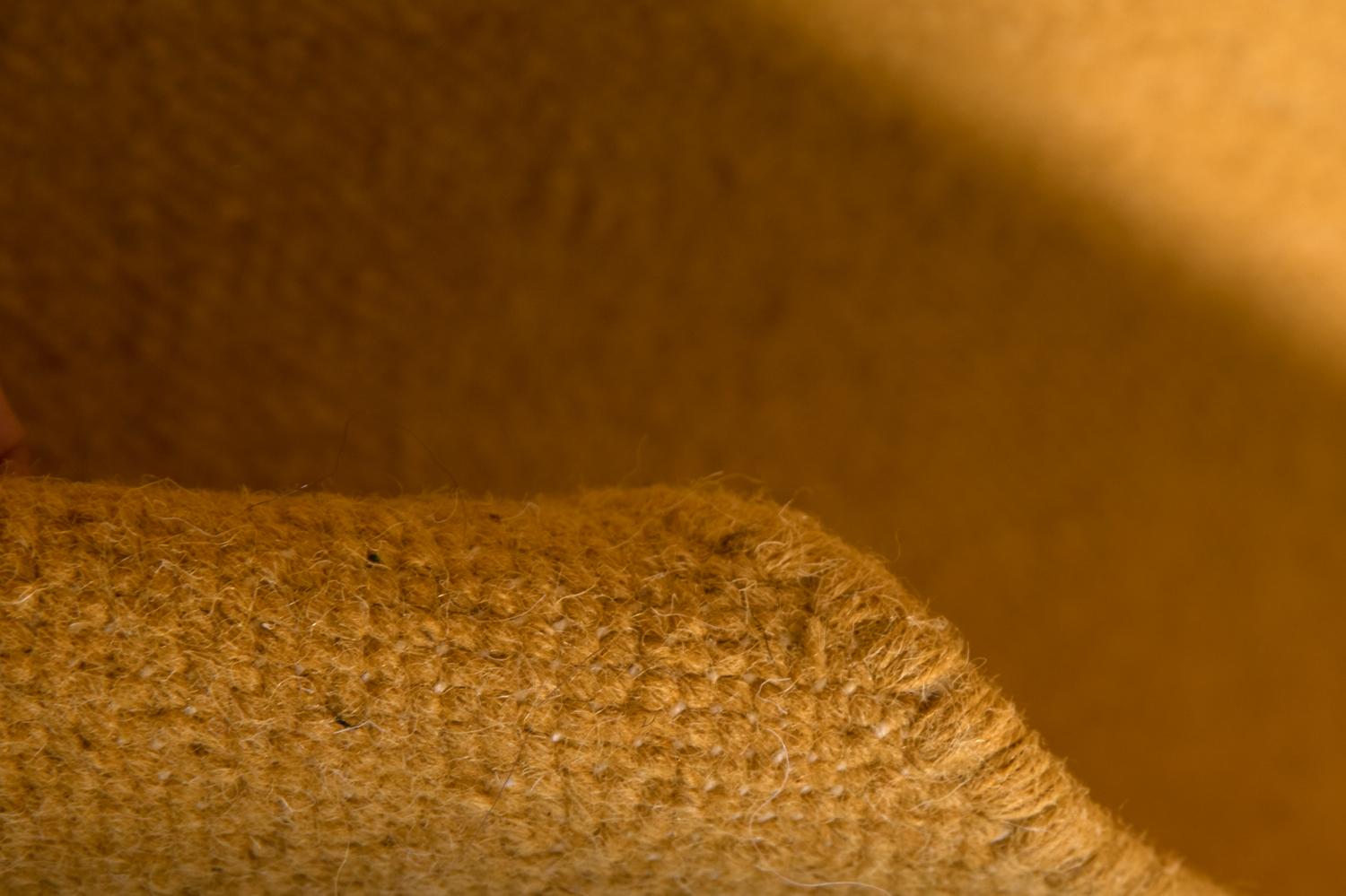 Eyes est un dessin de Rocío Leon pour Kilombo Home.

Ce tapis a été tissé à la main de manière éthique dans les fils de laine les plus fins par des artisans du nord de l'Inde, en utilisant une technique de tissage traditionnelle originaire de cette