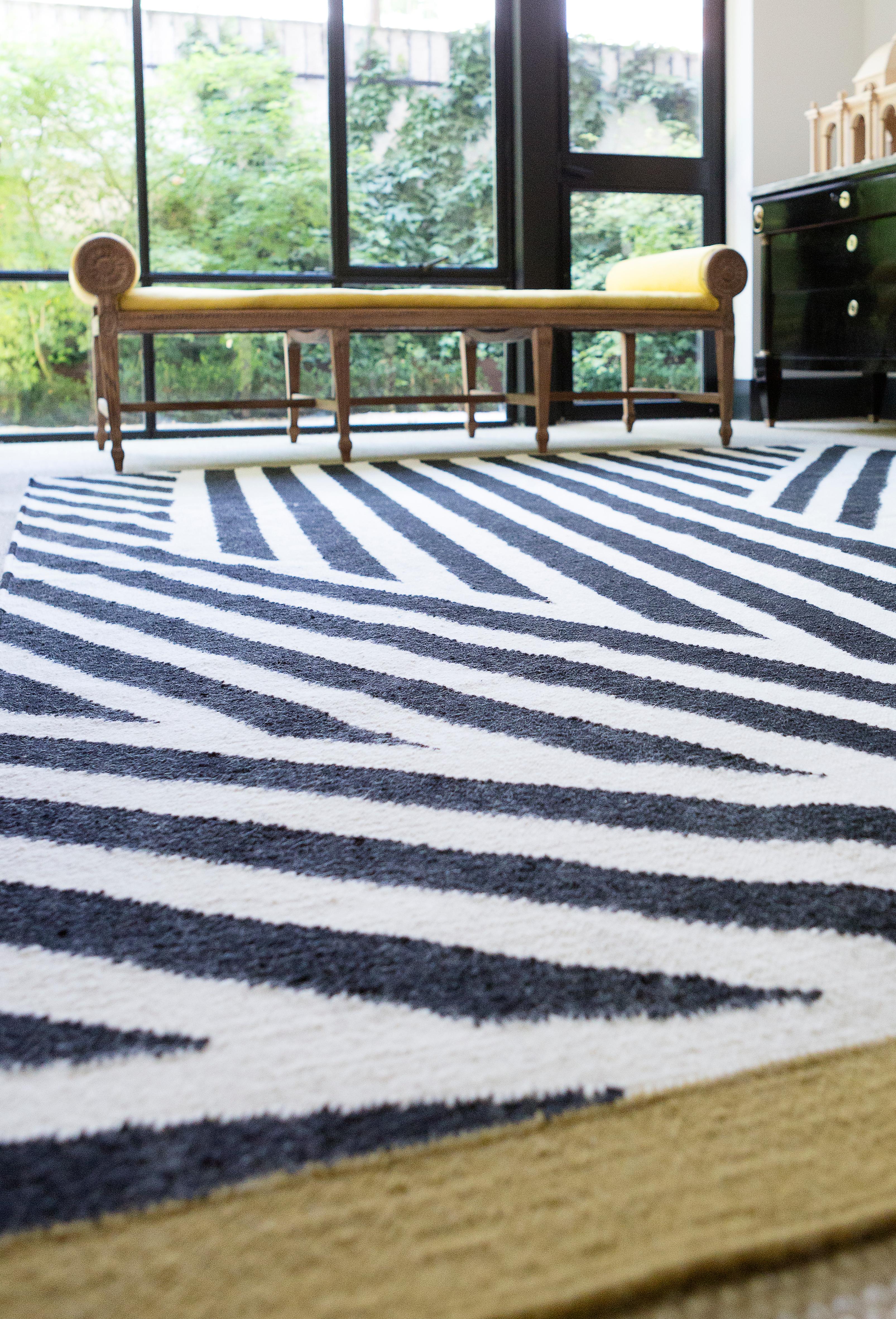Café is a Luisa Olazábal's design for Kilombo Home. Luisa is a facmous Spanish interior designer

This rug has been ethically handwoven in the finest wool yarns by artisans in north of India, using a traditional weaving technique which is native of