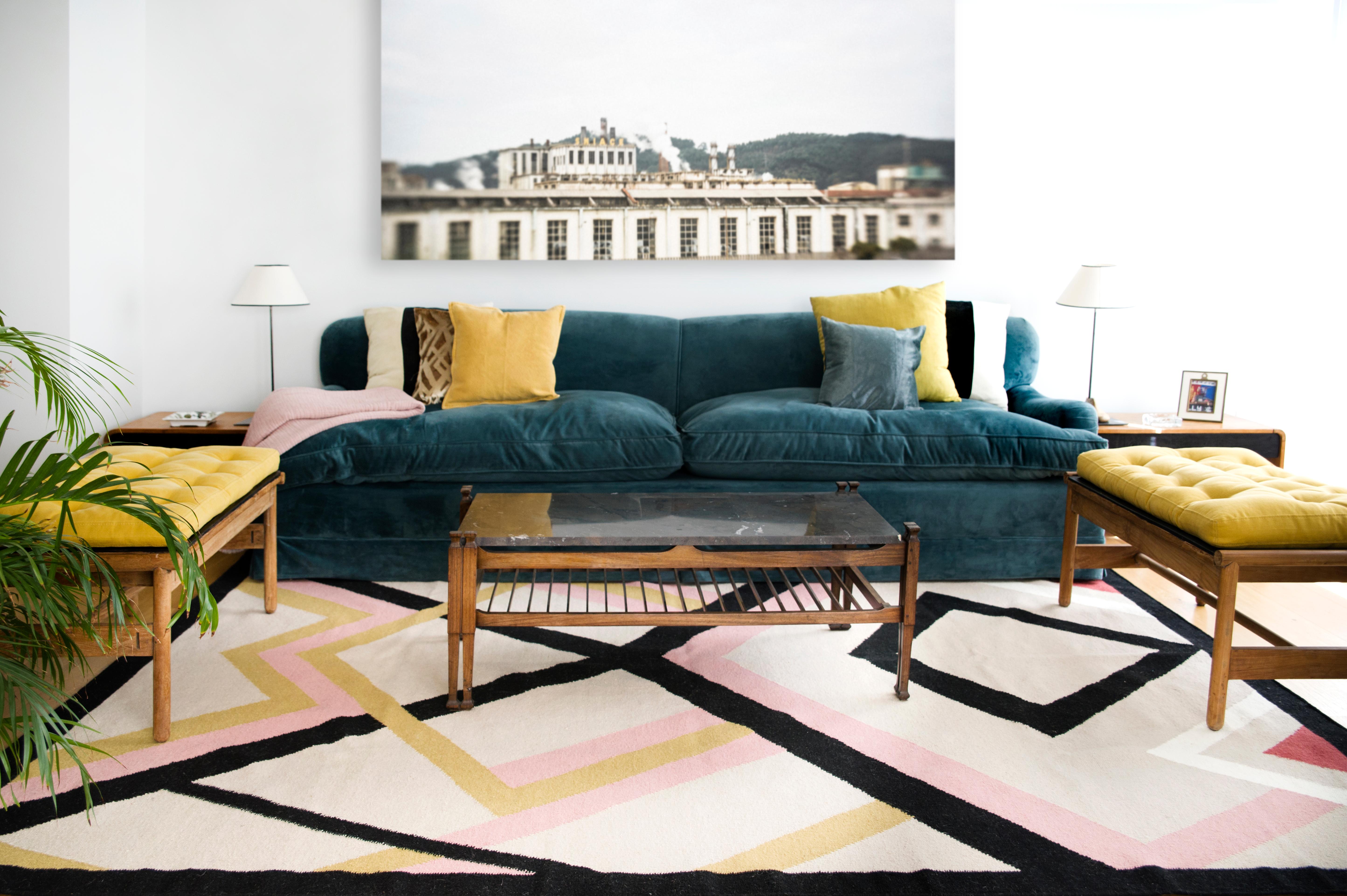 Moderner handgewebter Flachgewebe-Kelim-Teppich aus Wolle in Rosa, Schwarz, Gold und Weiß, geometrisch (Indisch) im Angebot