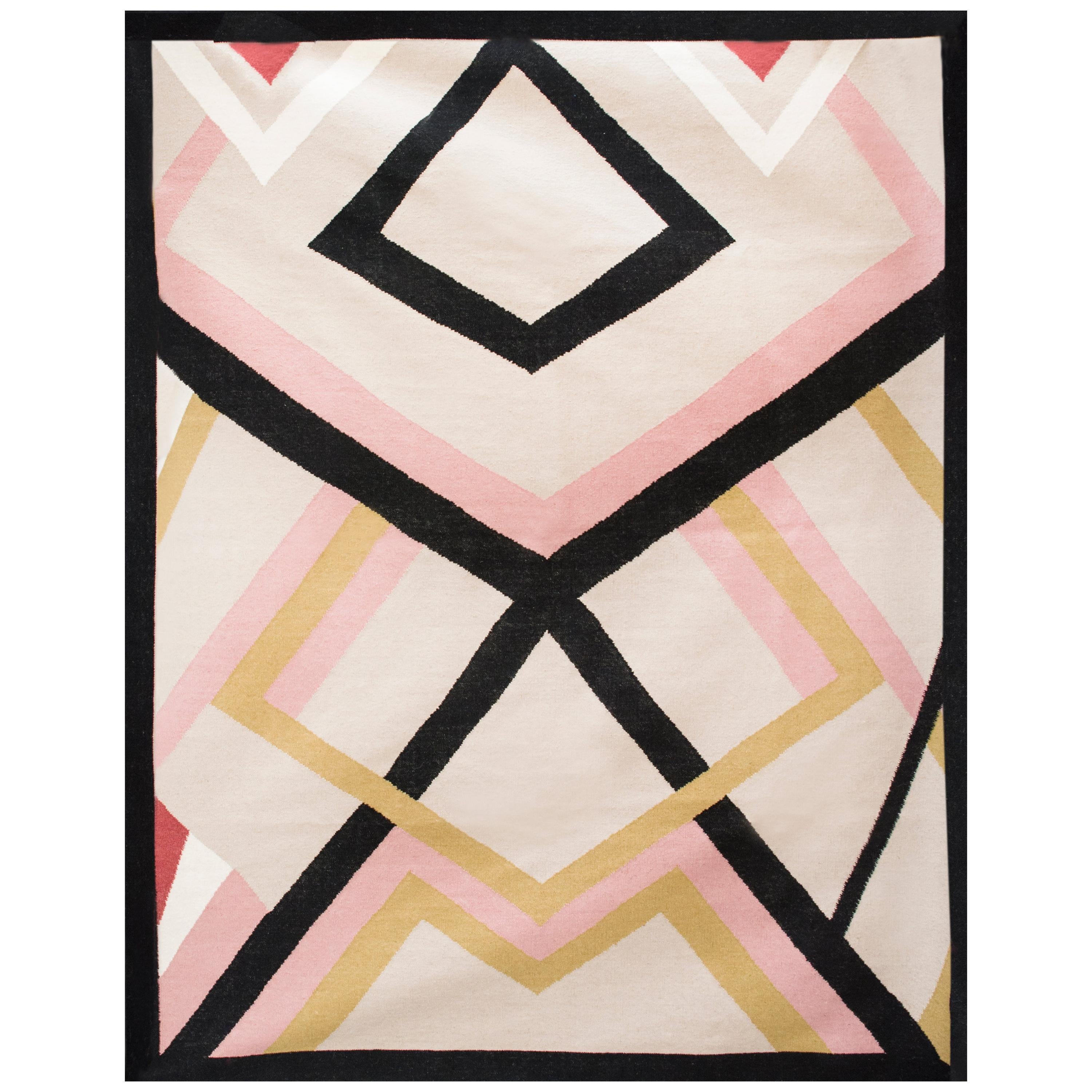 Tapis Kilim moderne en laine tissé à la main, à tissage plat, rose, noir, or et blanc, géométrique.