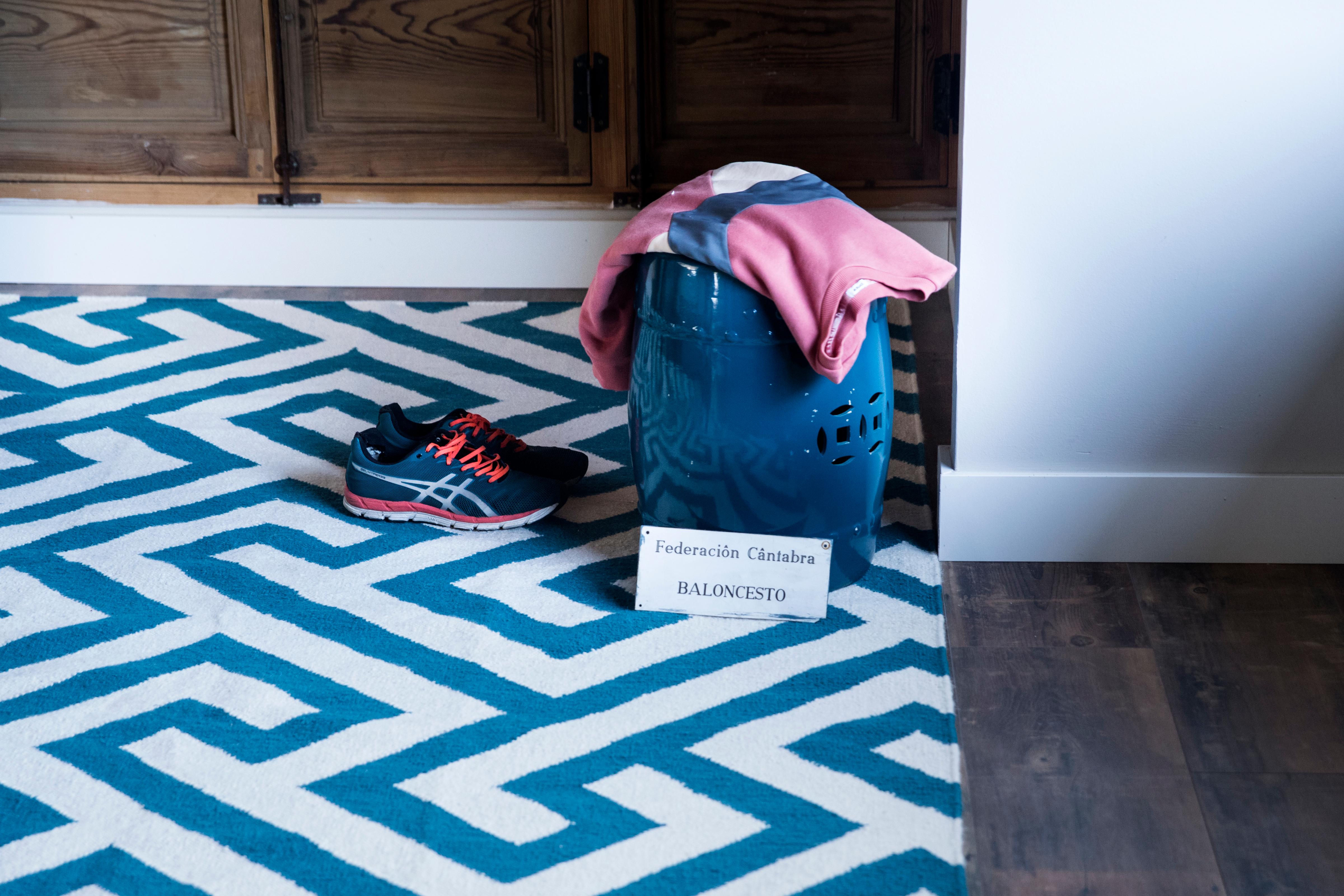 Moderner handgewebter Flachgewebe-Kelim-Teppich aus Wolle in Weiß und Blau Geometrisch (Indisch) im Angebot
