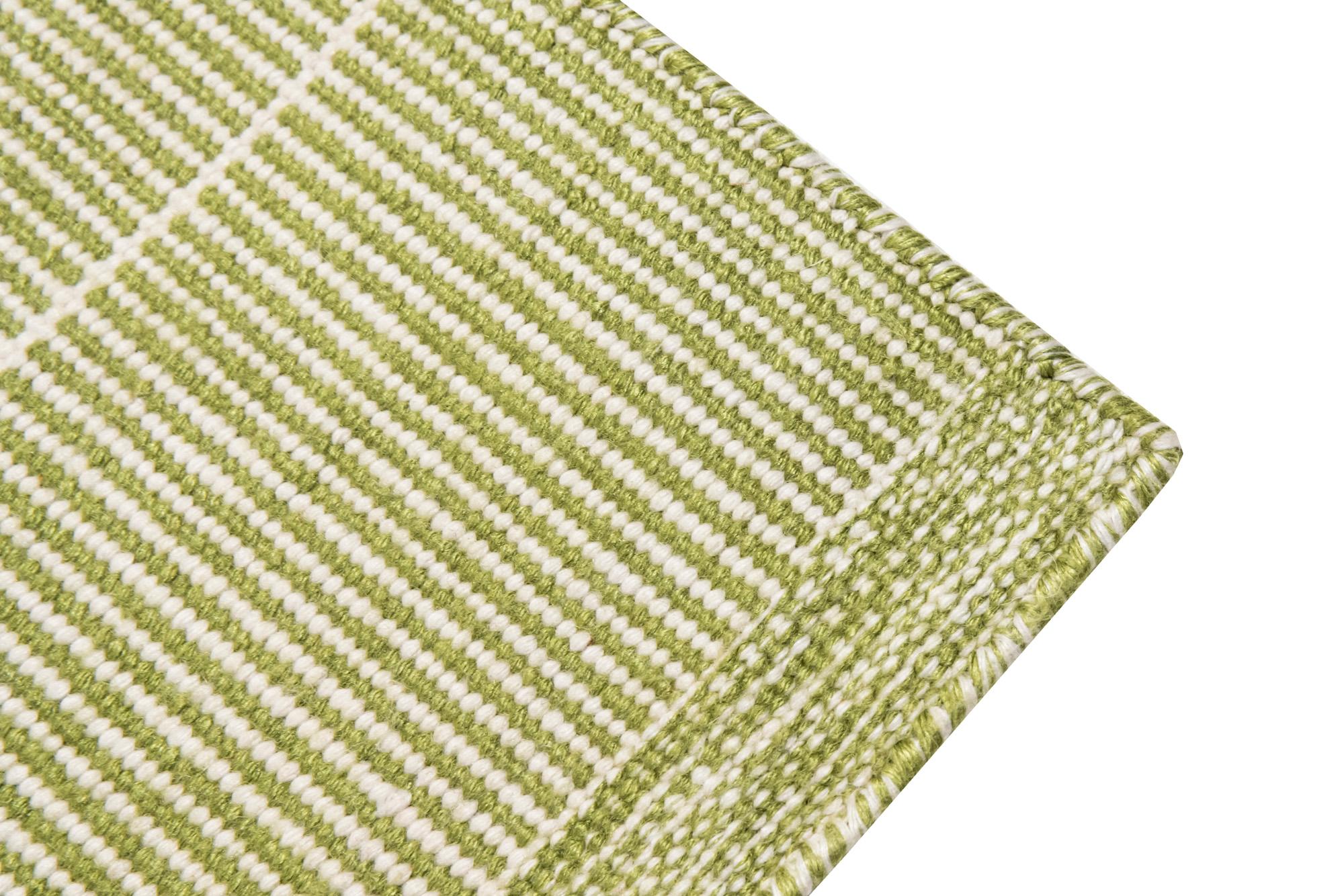 Moderner handgewebter Dhurrie-Teppich aus Polypropylen für den Außenbereich in Bambugrün (Indisch) im Angebot