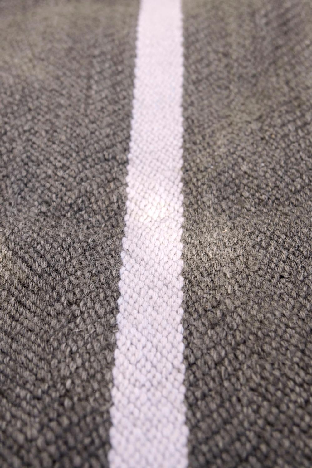 Moderner handgewebter Polypropylen-Teppich für den Außenbereich Candy mit anthrazitfarbenen Streifen (Acryl) im Angebot