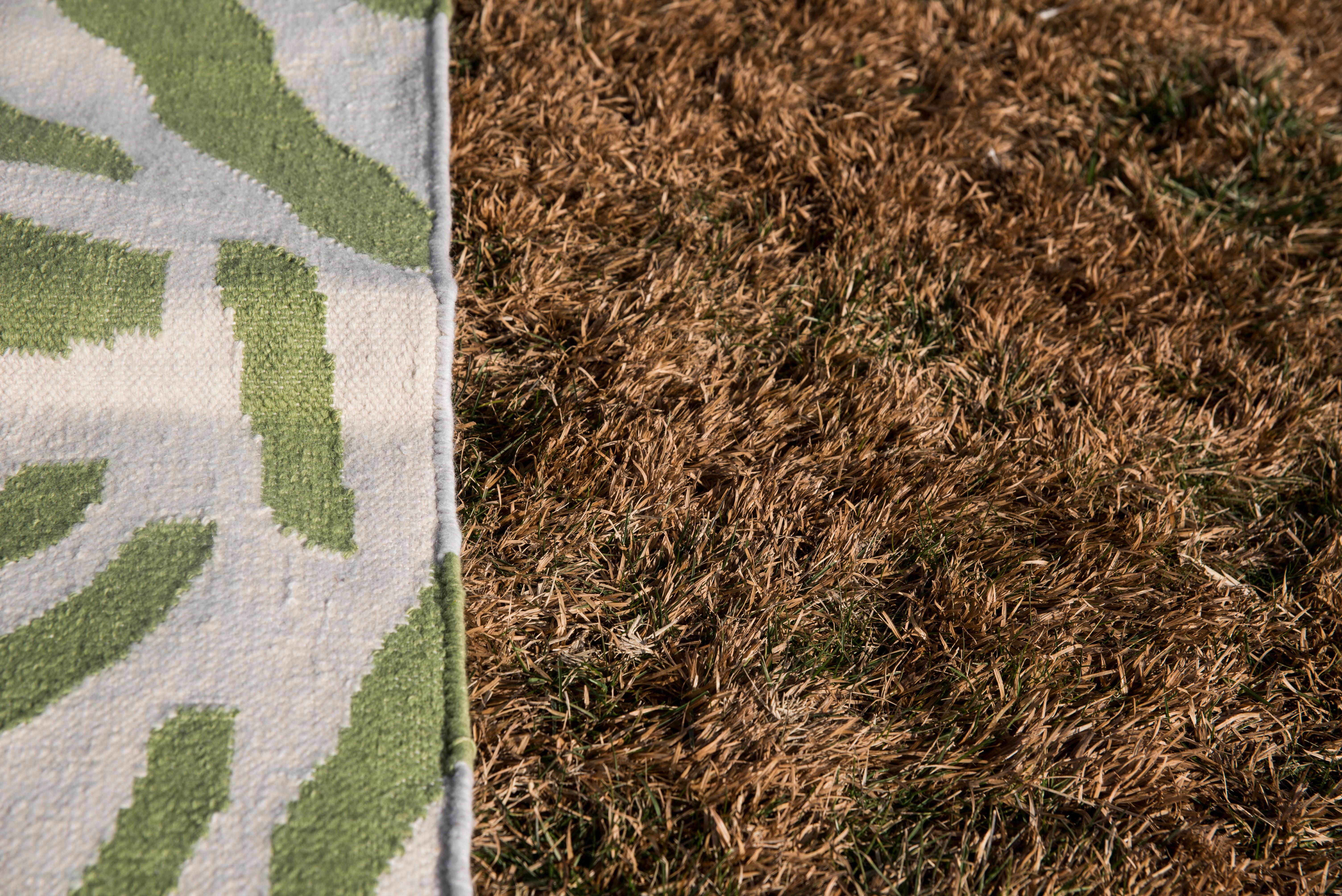 Modern Handwoven Polypropylene Outdoor Kilim Carpet Rug Sauvage Green White In New Condition For Sale In Madrid, ES