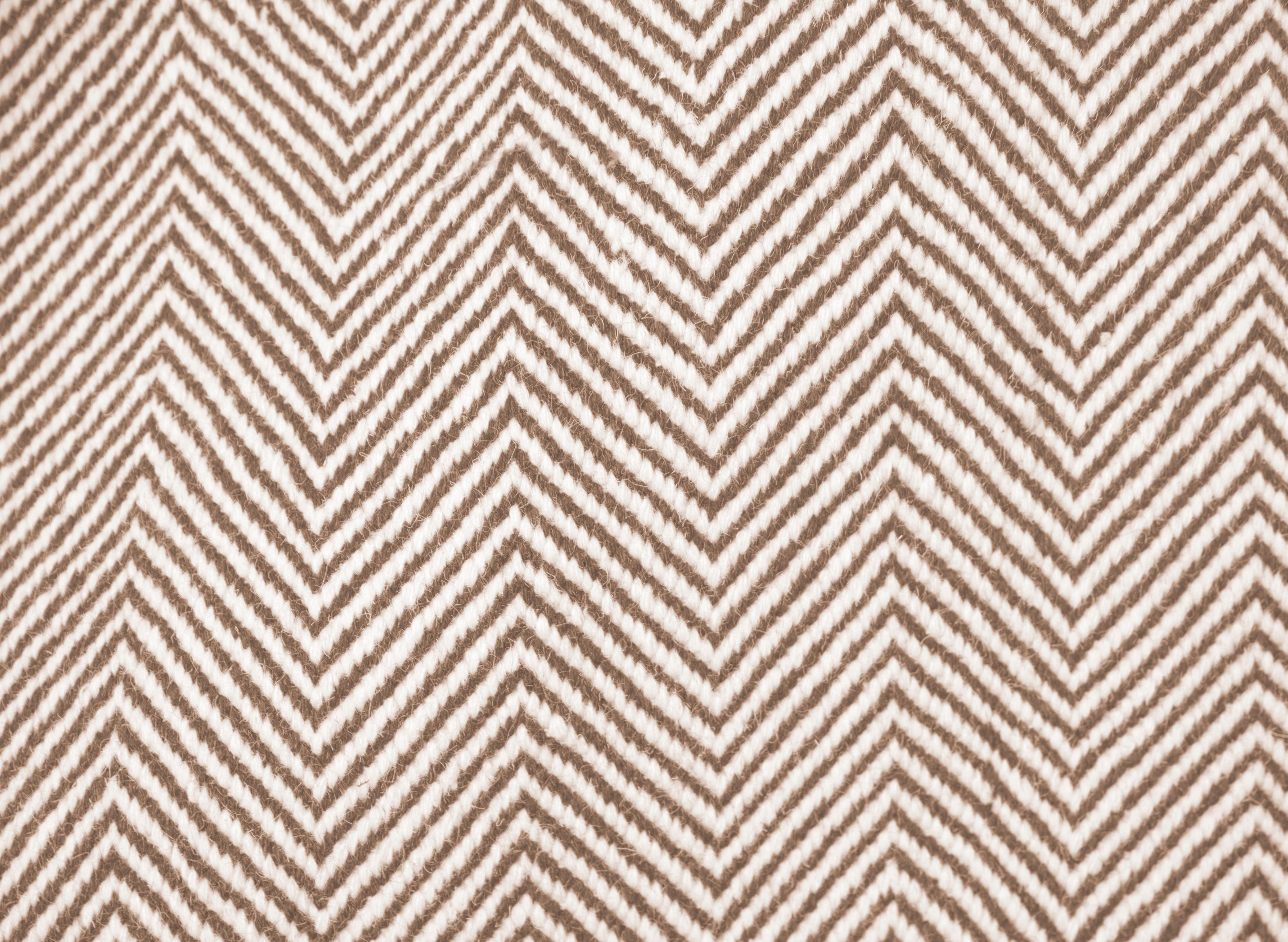 Ce tapis Paddle Dhurrie a été tissé à la main de manière éthique dans les fils de laine les plus fins par des artisans du nord de l'Inde, en utilisant une technique de tissage traditionnelle qui définit le design.
Chaque tapis est tissé à la main