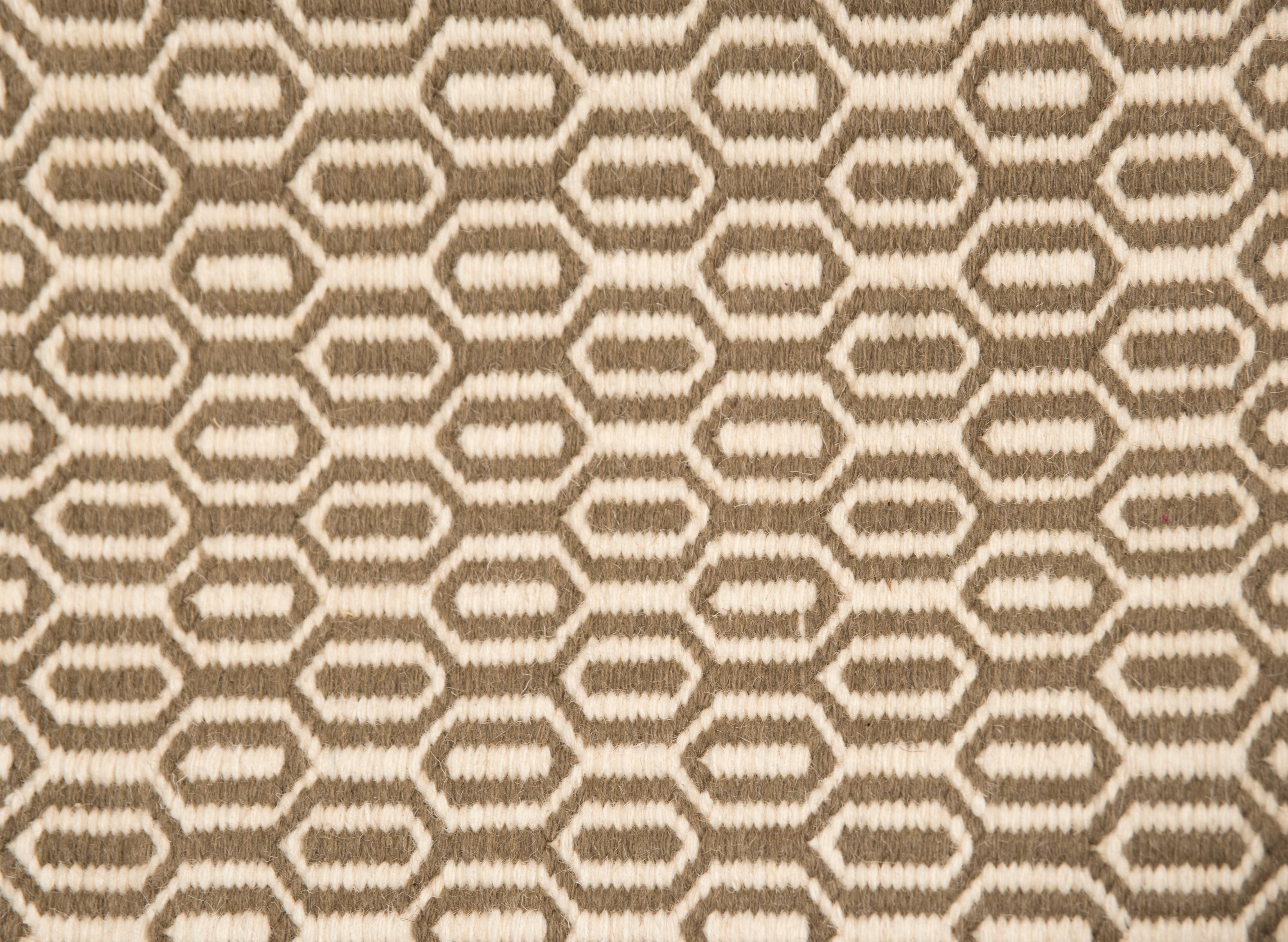 Ce tapis Paddle Dhurrie a été tissé à la main de manière éthique dans les fils de laine les plus fins par des artisans du nord de l'Inde, en utilisant une technique de tissage traditionnelle qui définit le design.
Chaque tapis est tissé à la main