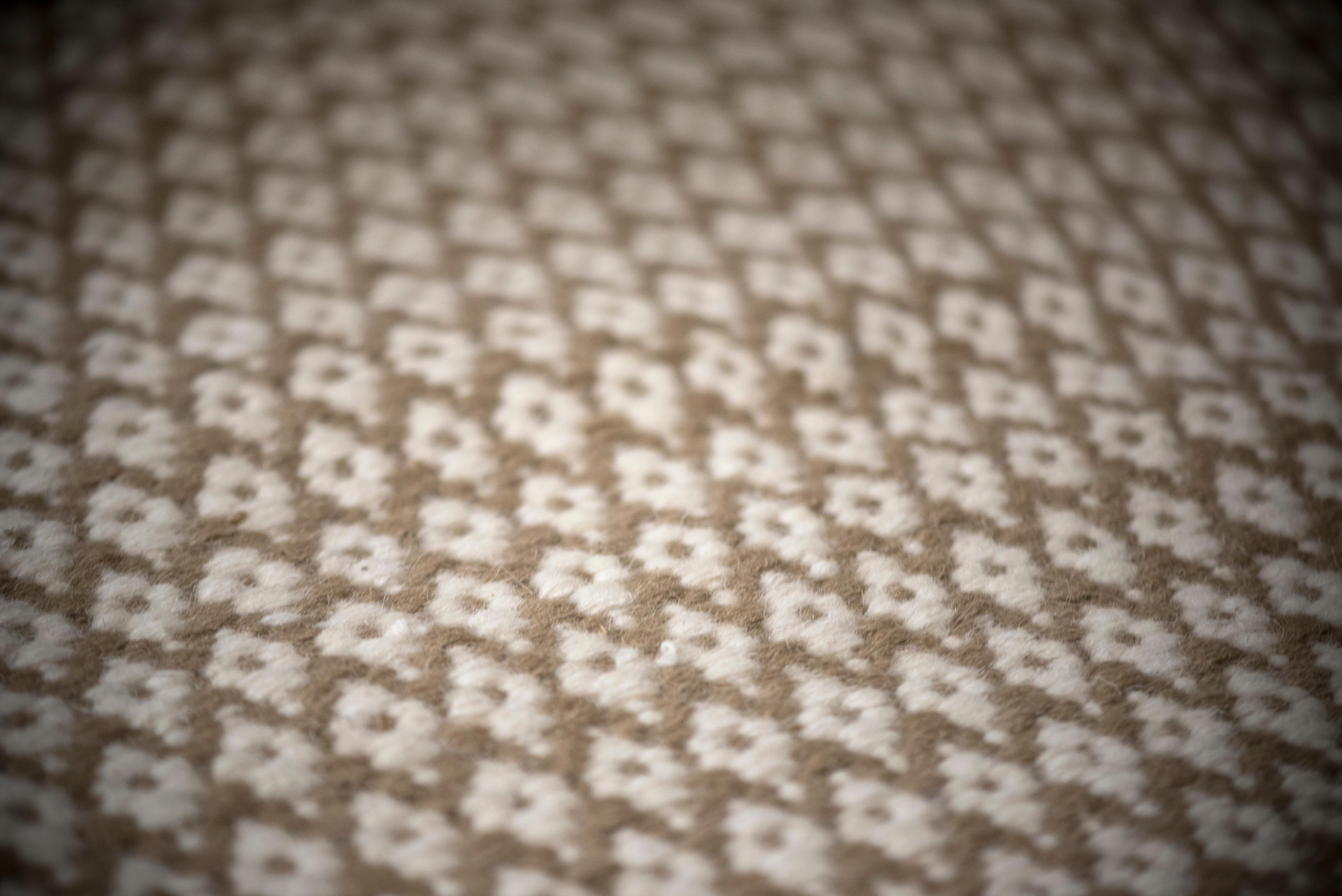 Moderner handgewebter Flachgewebe-Wollteppich Dhurrie in Beige&Weiß mit kleinem Muster (21. Jahrhundert und zeitgenössisch) im Angebot