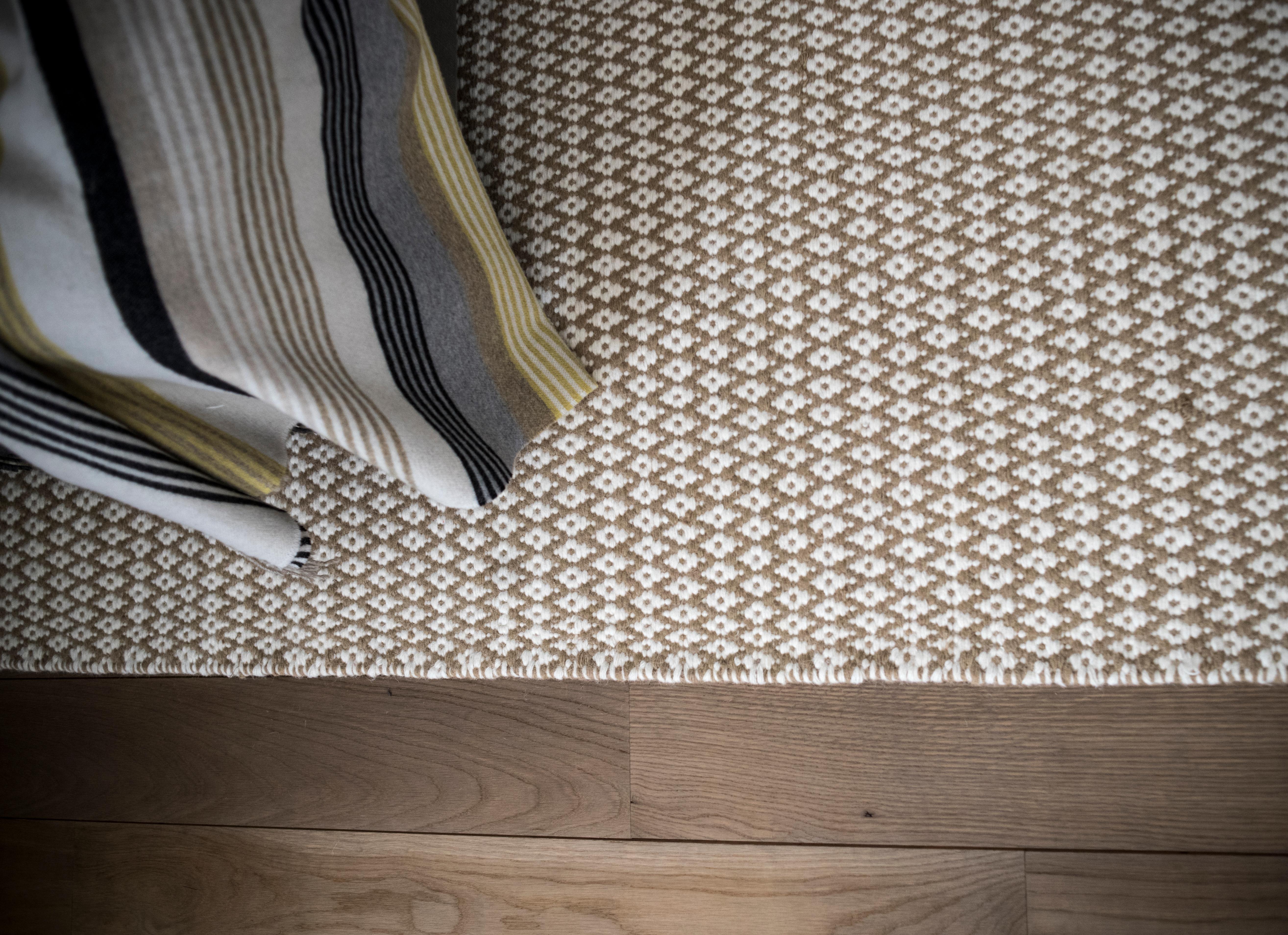 Moderner handgewebter Flachgewebe-Wollteppich Dhurrie in Beige&Weiß mit kleinem Muster (Wolle) im Angebot