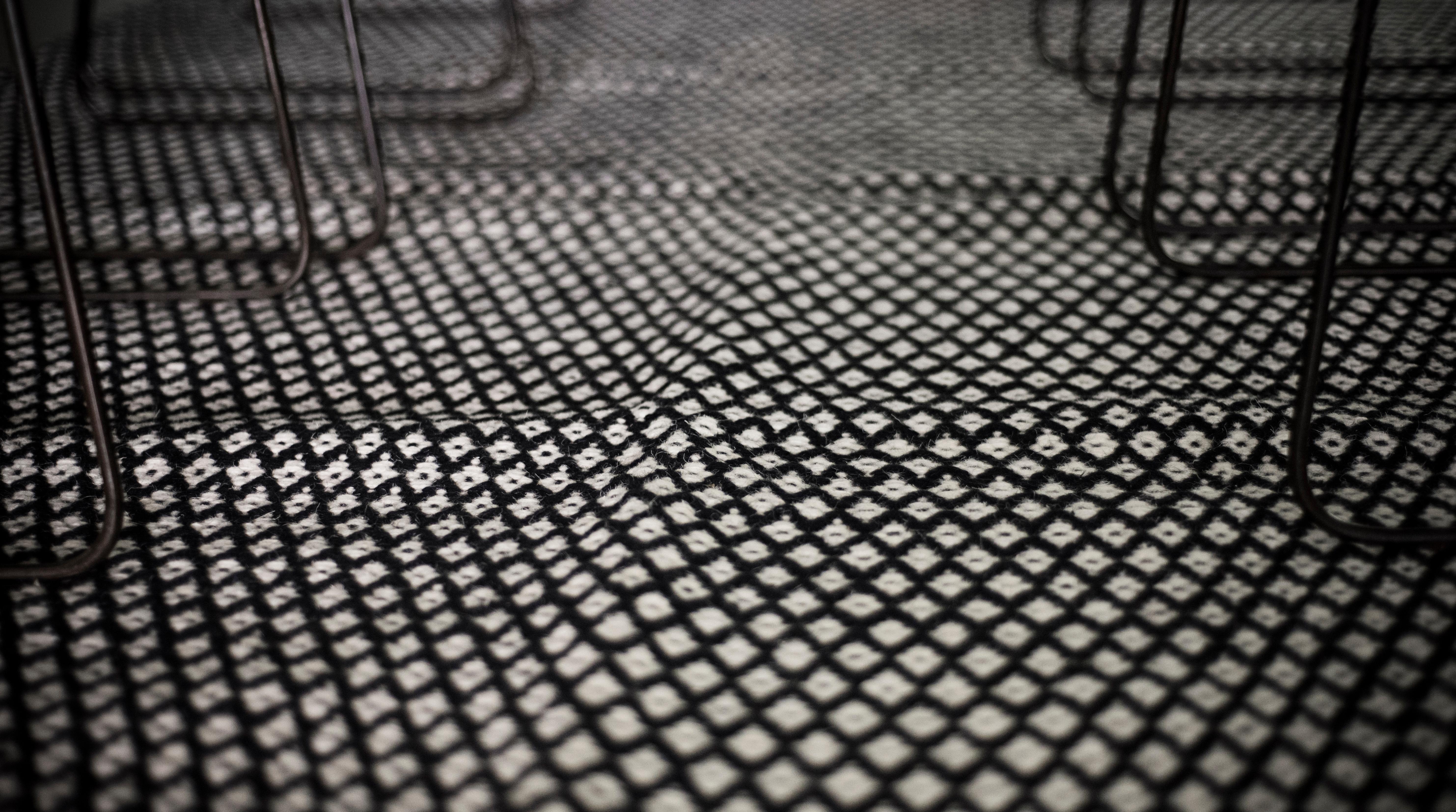 Modern Handwoven Paddle dhurrie Wool Rug in Black and White Snow Small Pattern In New Condition For Sale In Madrid, ES