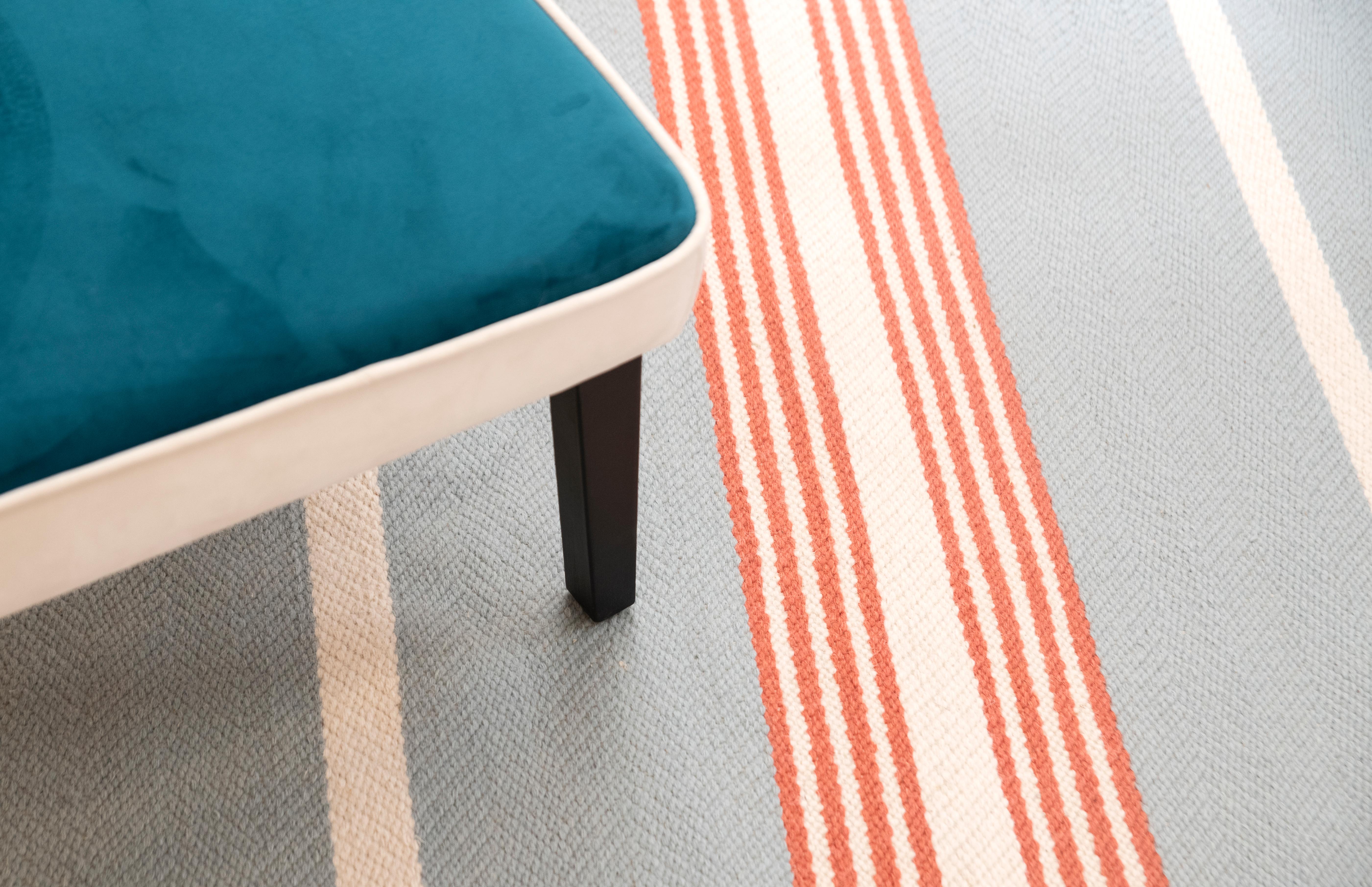 Modern Handwoven Flat-Weave Wool Dhurrie Rug in Light Blue White & Pink Stripes In New Condition For Sale In Madrid, ES