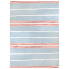 Tapis Dhurrie moderne en laine tissé à la main à rayures bleu clair, blanc et rose