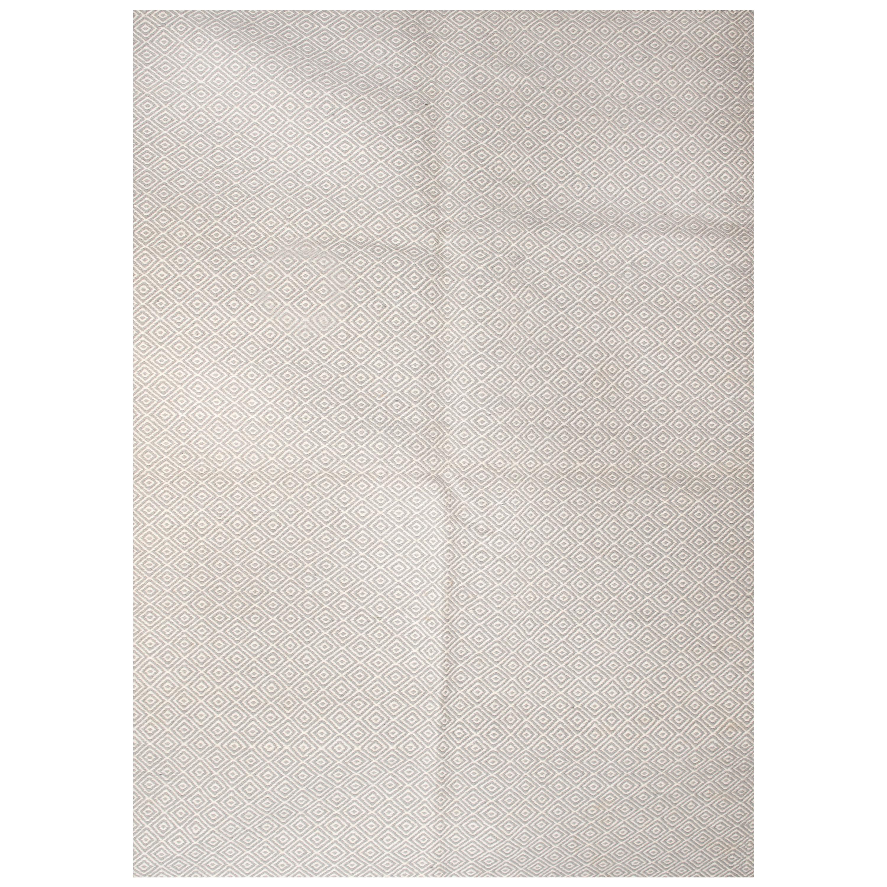 Tapis moderne en laine tissé à la main gris clair et blanc à petit motif en forme de losange