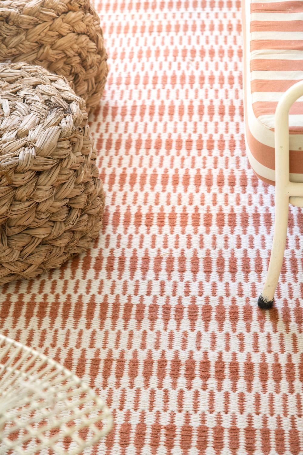 Modern Handwoven Wool Rug Dhurrie in Terracotta & Ivory Geometric Small Pattern In New Condition For Sale In Madrid, ES