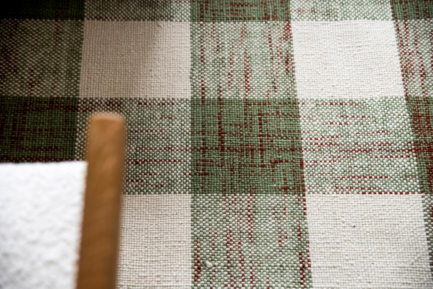 Tapis moderne en laine tissé à la main - Tartan vert, terracotta et blanc en vente 3