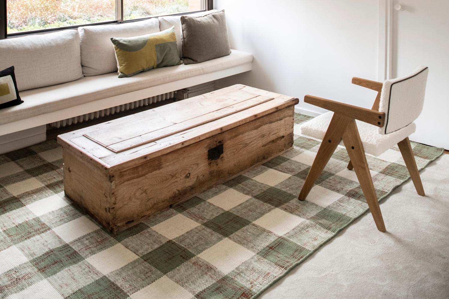 Moderner handgewebter Teppich aus Wolle in Tartangrün, Terrakotta und Weiß im Angebot 9