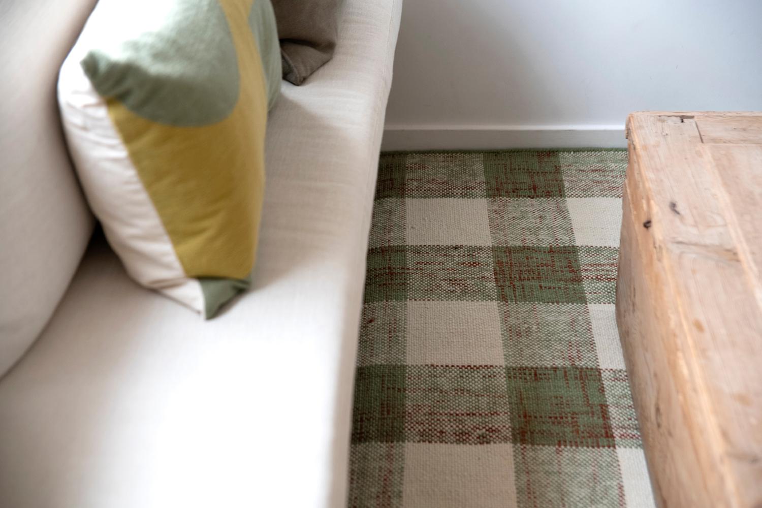 Moderner handgewebter Teppich aus Wolle in Tartangrün, Terrakotta und Weiß im Angebot 11