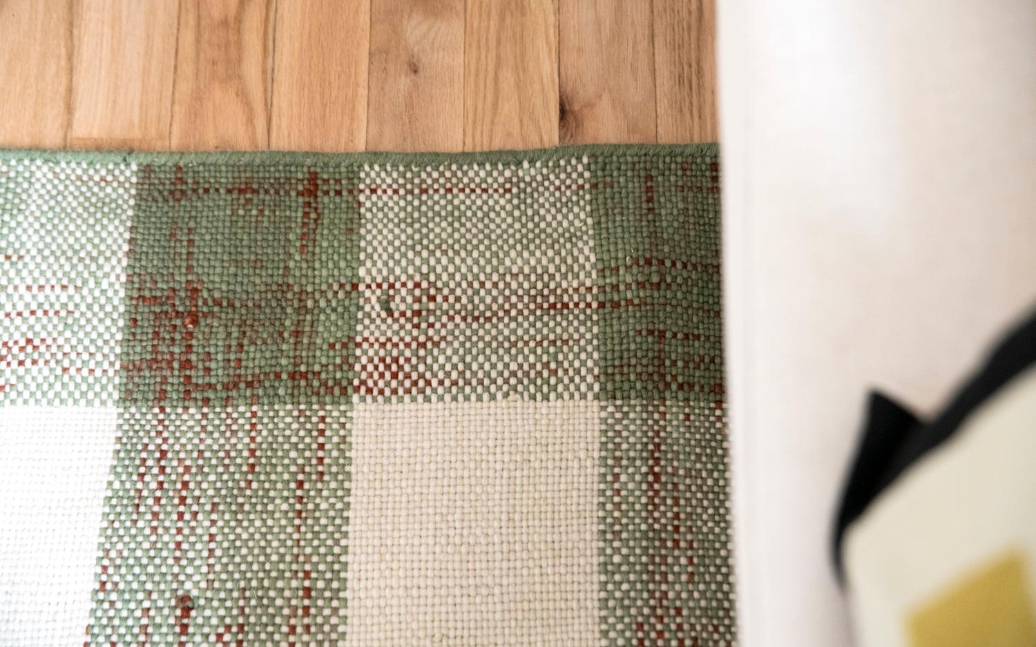 Moderner handgewebter Teppich aus Wolle in Tartangrün, Terrakotta und Weiß im Angebot 12