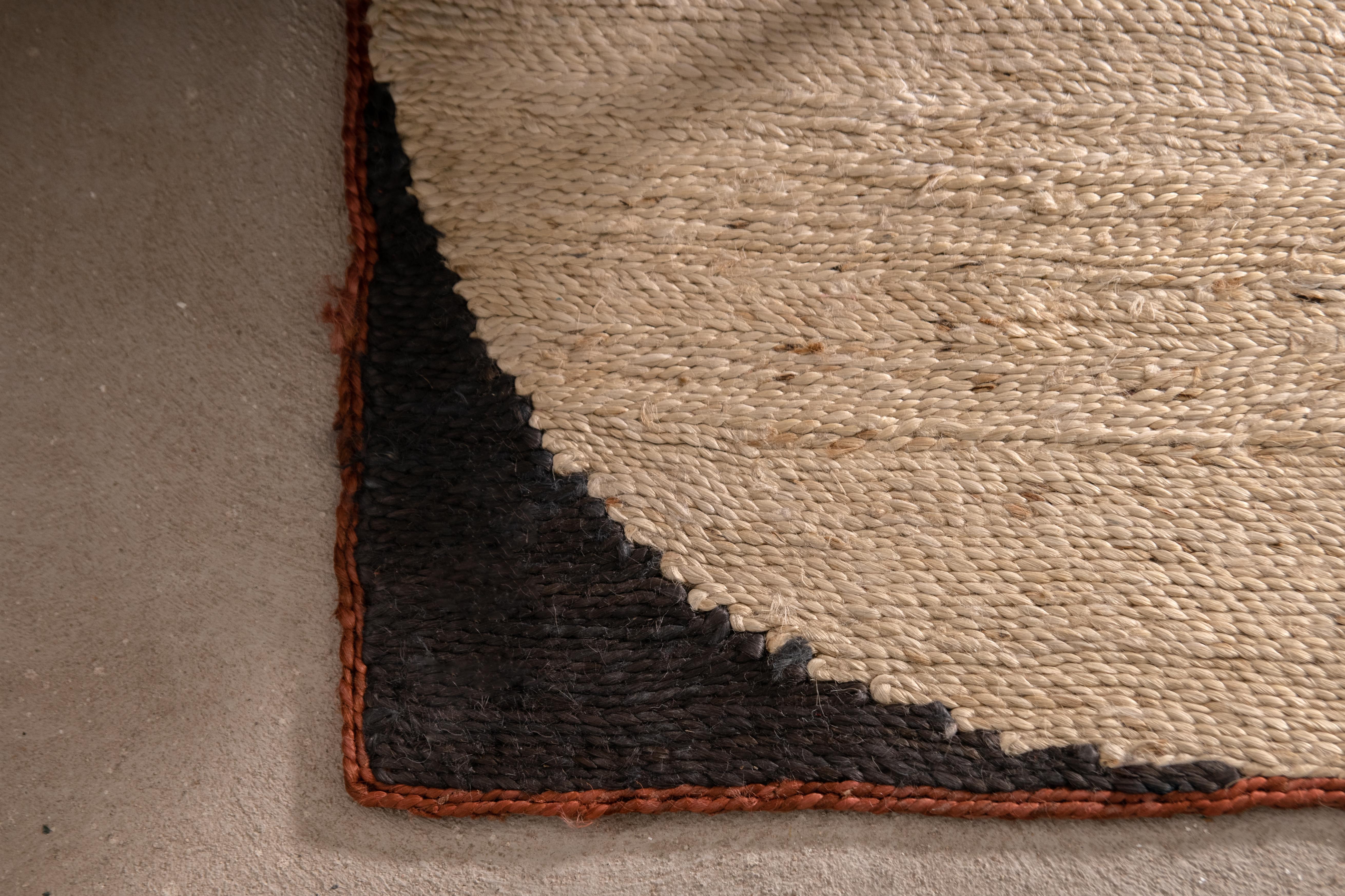 Moderner handgewebter Jute-Teppich in Terrakotta mit weißen und schwarzen Kaminsimsen, abstrakt (Indisch) im Angebot