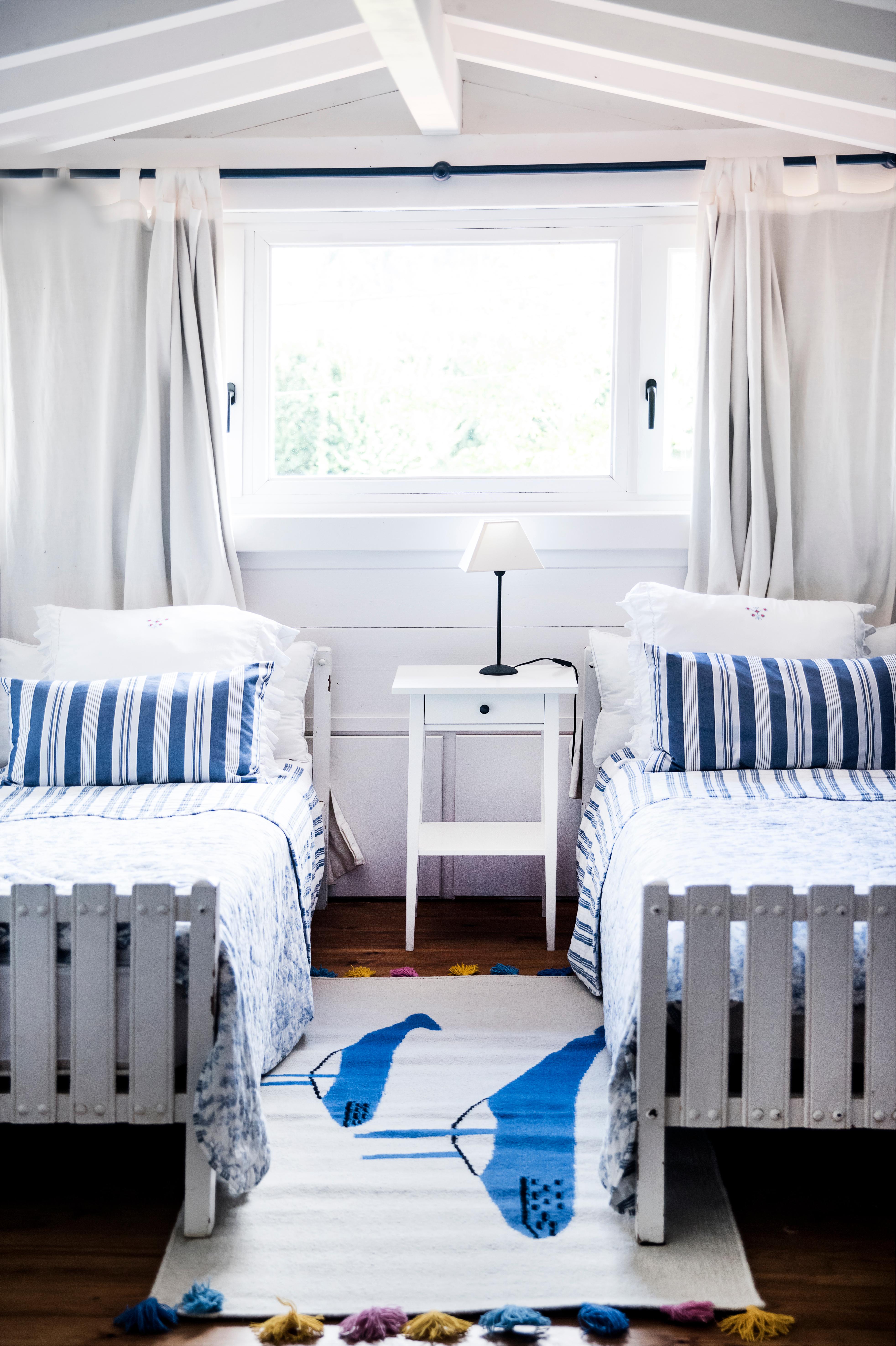Moderner handgewebter Flachgewebe-Kelim-Teppich aus Wolle für Kinderzimmer mit blauen Walen (Indisch) im Angebot