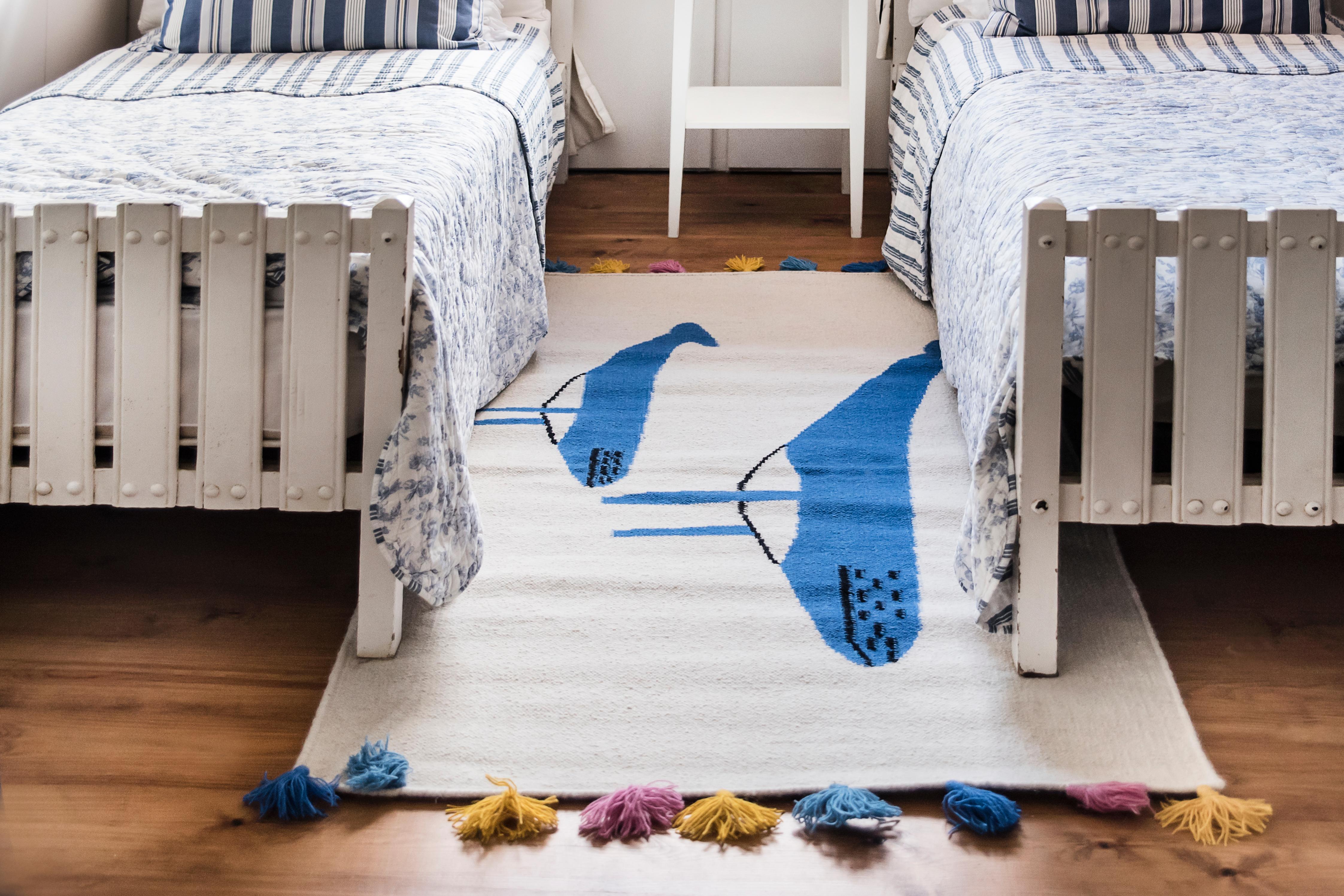 Moderner handgewebter Flachgewebe-Kelim-Teppich aus Wolle für Kinderzimmer mit blauen Walen (Handgewebt) im Angebot