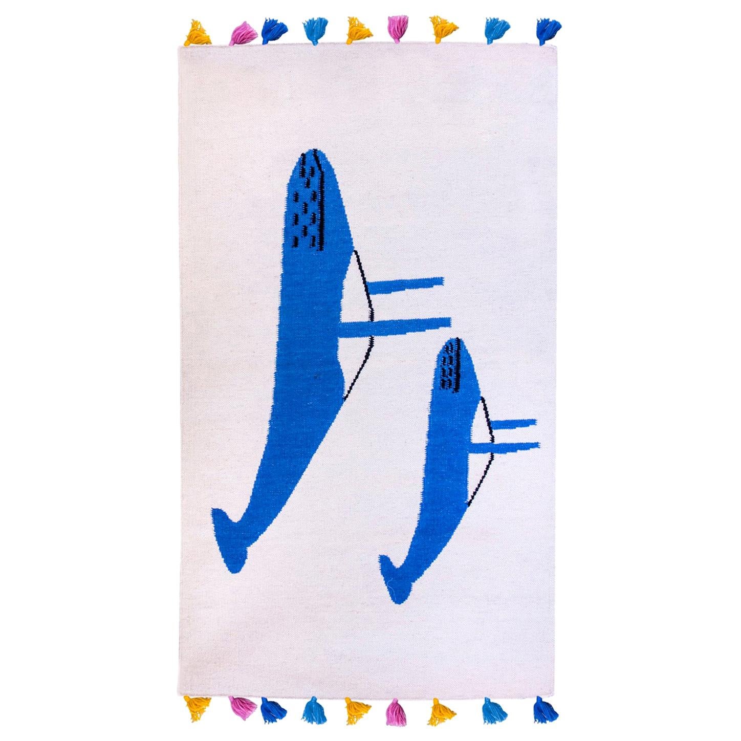 Moderner handgewebter Flachgewebe-Kelim-Teppich aus Wolle für Kinderzimmer mit blauen Walen im Angebot