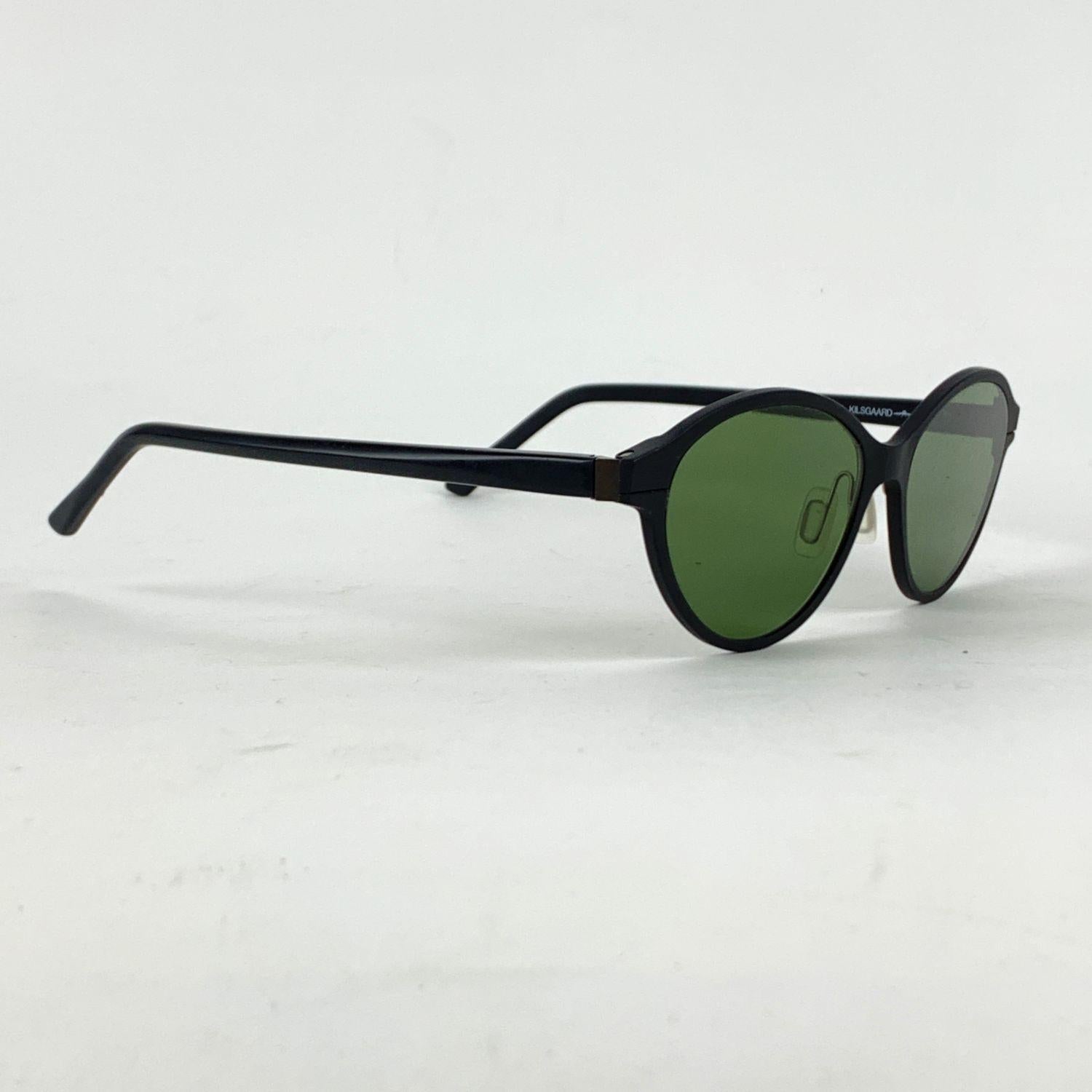 Elegant sunglasses by Kilsgaard, model 30. 1/1. Black classic frame. Designed in Denmark by Bonnelycke, Adjustable nose pads. Original green 100% UV protection lenses. Made in Italy. Style and Refs: 30 1/1 - 53/195 - 145

Details

MATERIAL: