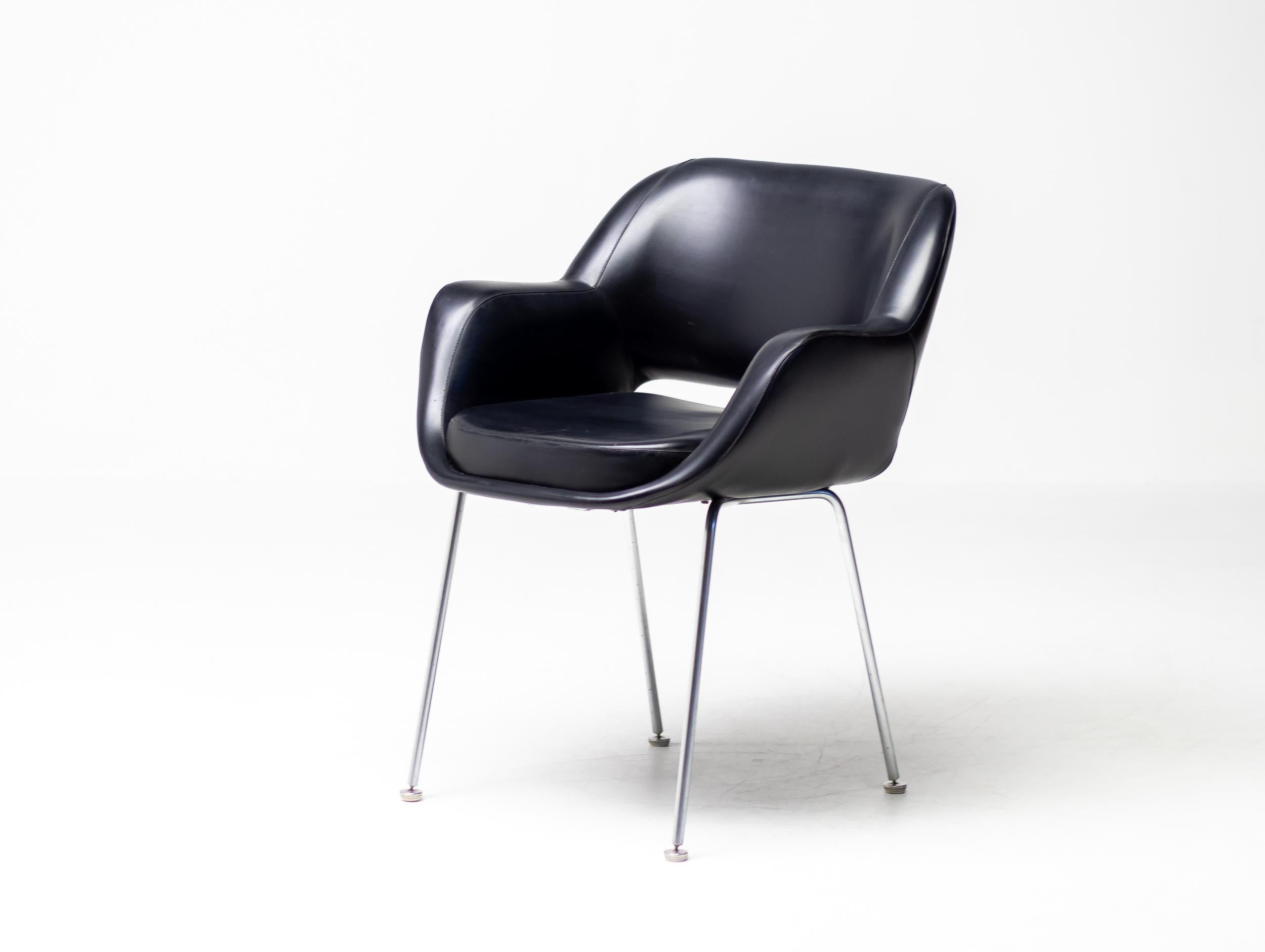 This elegant Kilta chair was designed by Finland designer Olli Mannermaa for Martela. 
The Kilta chair is a Finnish design Classic. Kilta’s timeless design and very comfortable seating guarantee its continuing popularity. It is a popular vintage