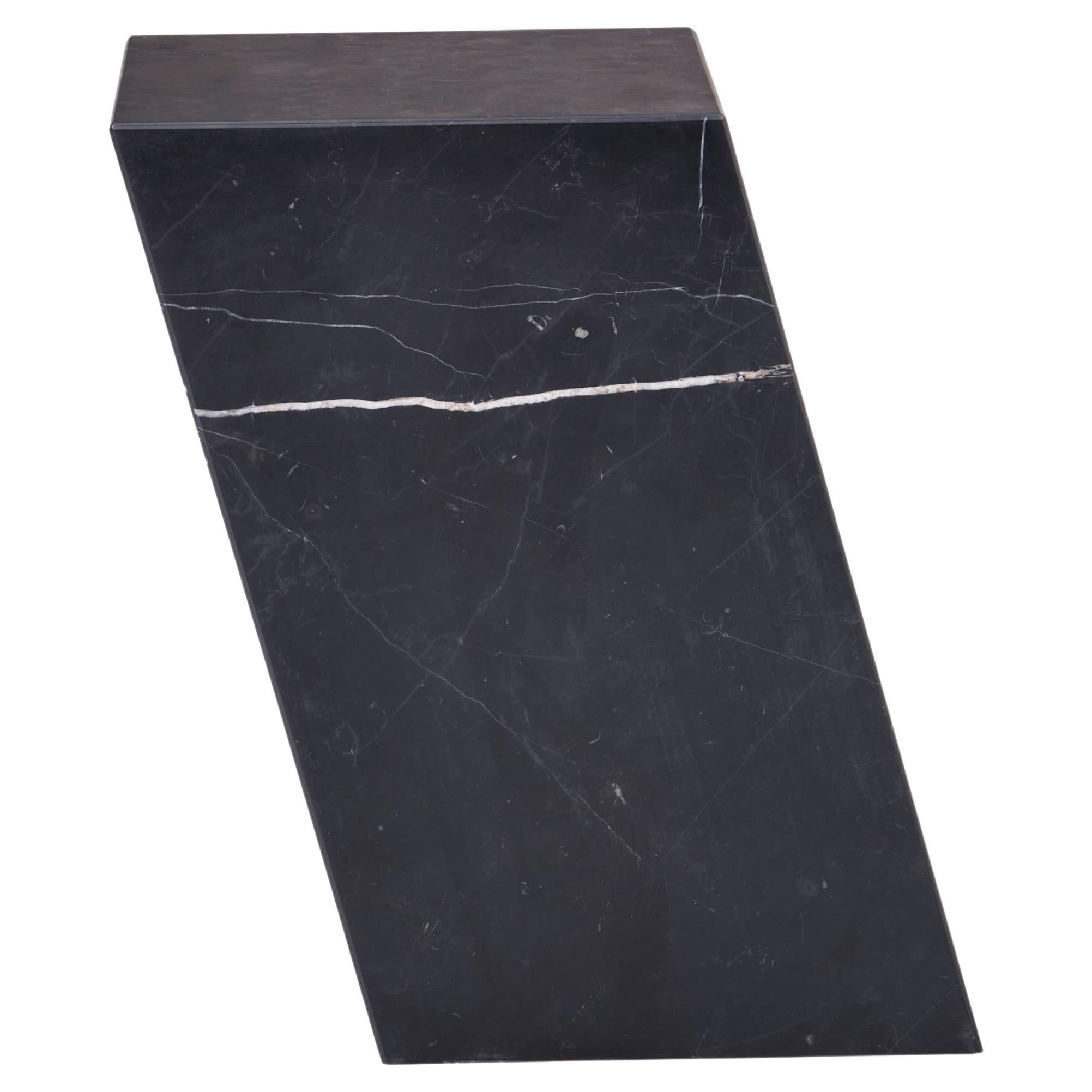 Beistelltisch aus Marmor von Nero Marquina, „Kilter-Tisch“ von Lauren Rottet im Angebot