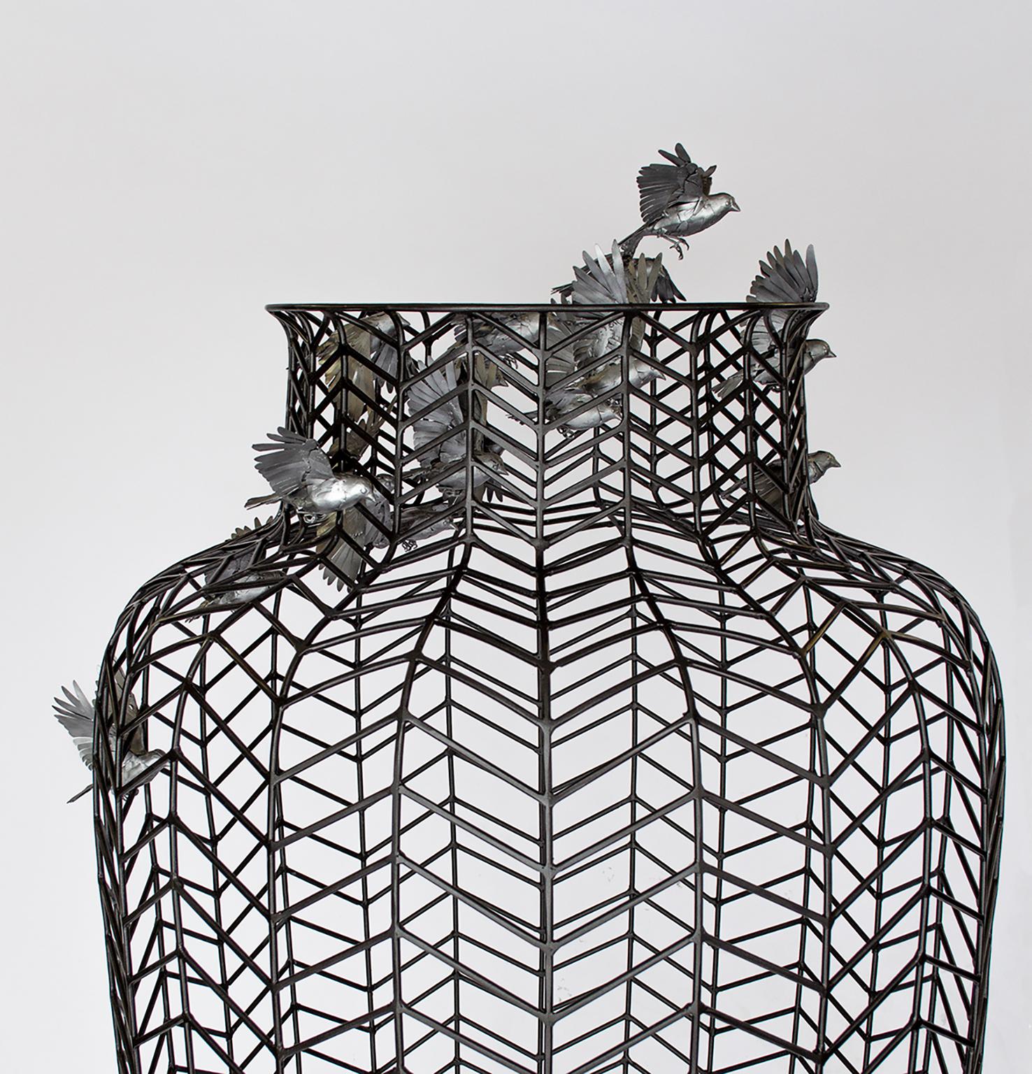 „Holding 2“ Stahlgefäß-Skulptur mit Vögeln (Grau), Still-Life Sculpture, von Kim Cridler