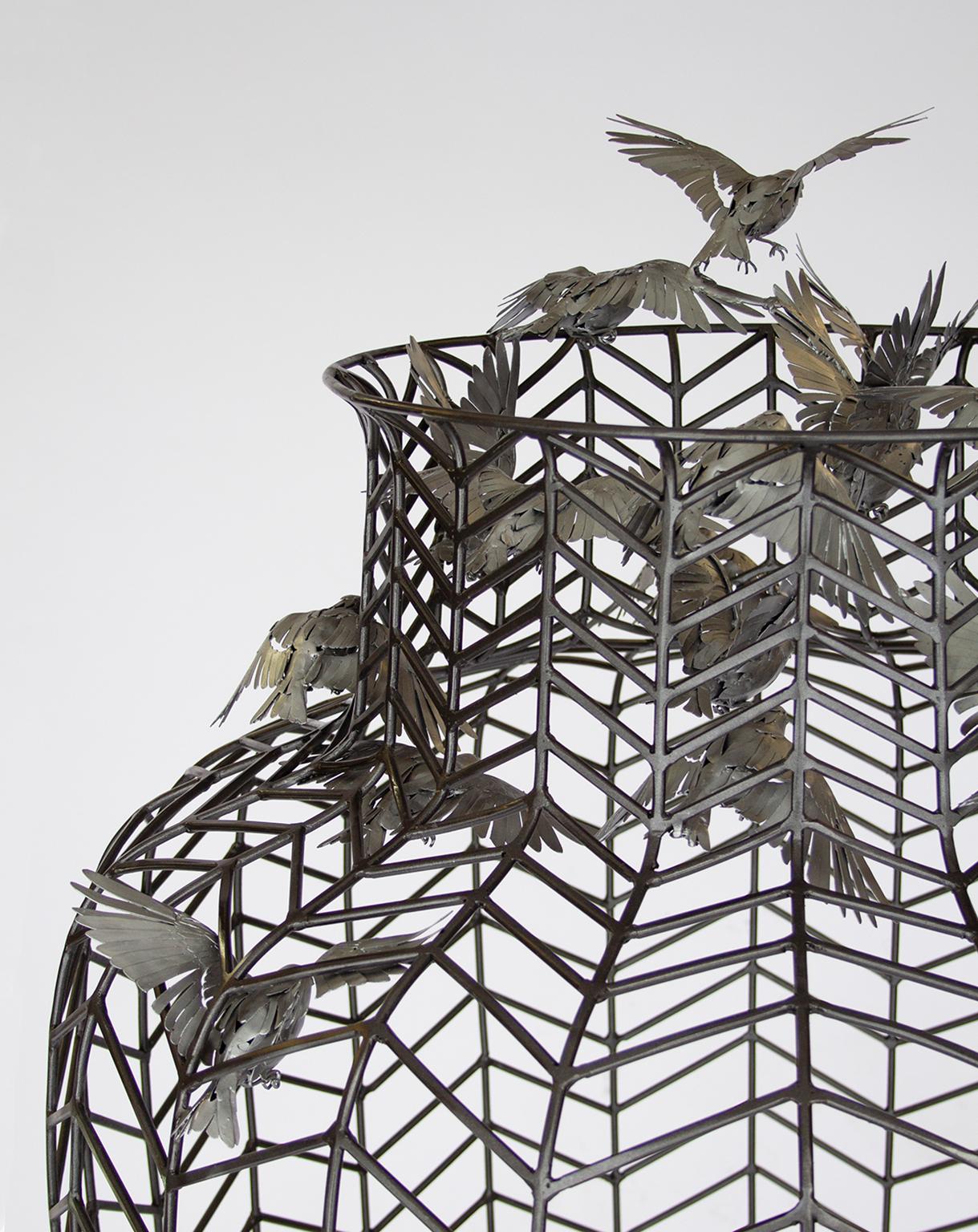 „Holding 2“ Stahlgefäß-Skulptur mit Vögeln im Angebot 1