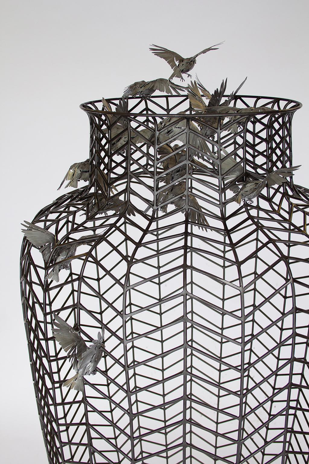 „Holding 2“ Stahlgefäß-Skulptur mit Vögeln im Angebot 2