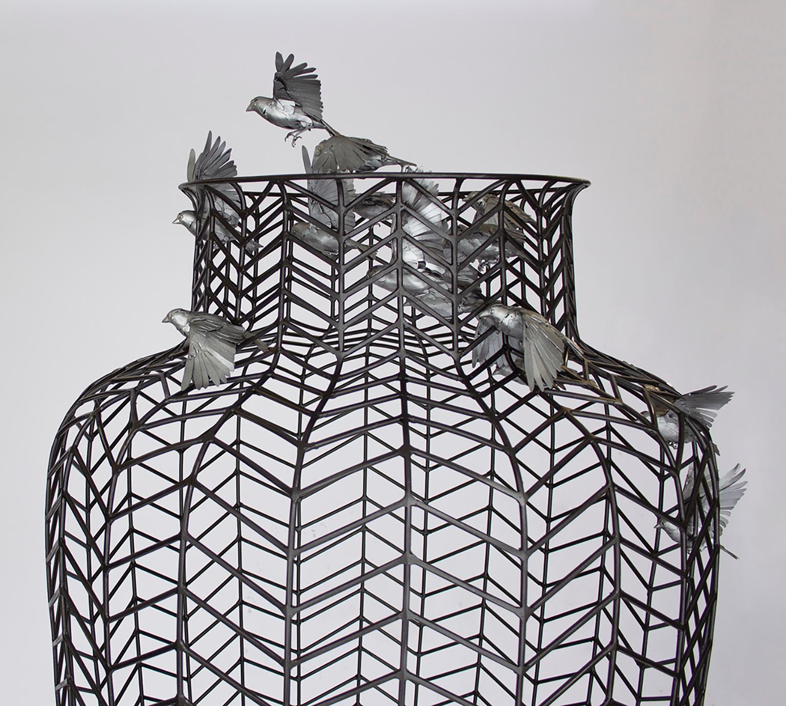 „Holding 2“ Stahlgefäß-Skulptur mit Vögeln im Angebot 3