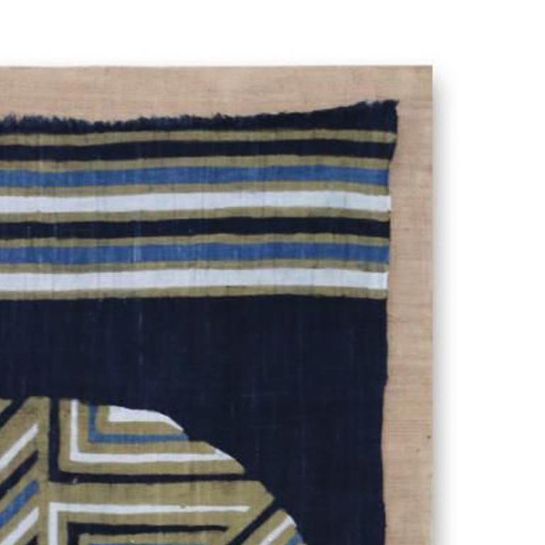 BATIK II von Kim Fonder ist ein Vintage-Batik-Textil auf Sackleinen mit Plexiglas Messung 60,00 X 36,00 in und ist zu einem Preis von $ 3.600,00.

Kim Fonder liebt Textur und Berührung. Ihre Gemälde und Möbel spiegeln ihre Verliebtheit in diese