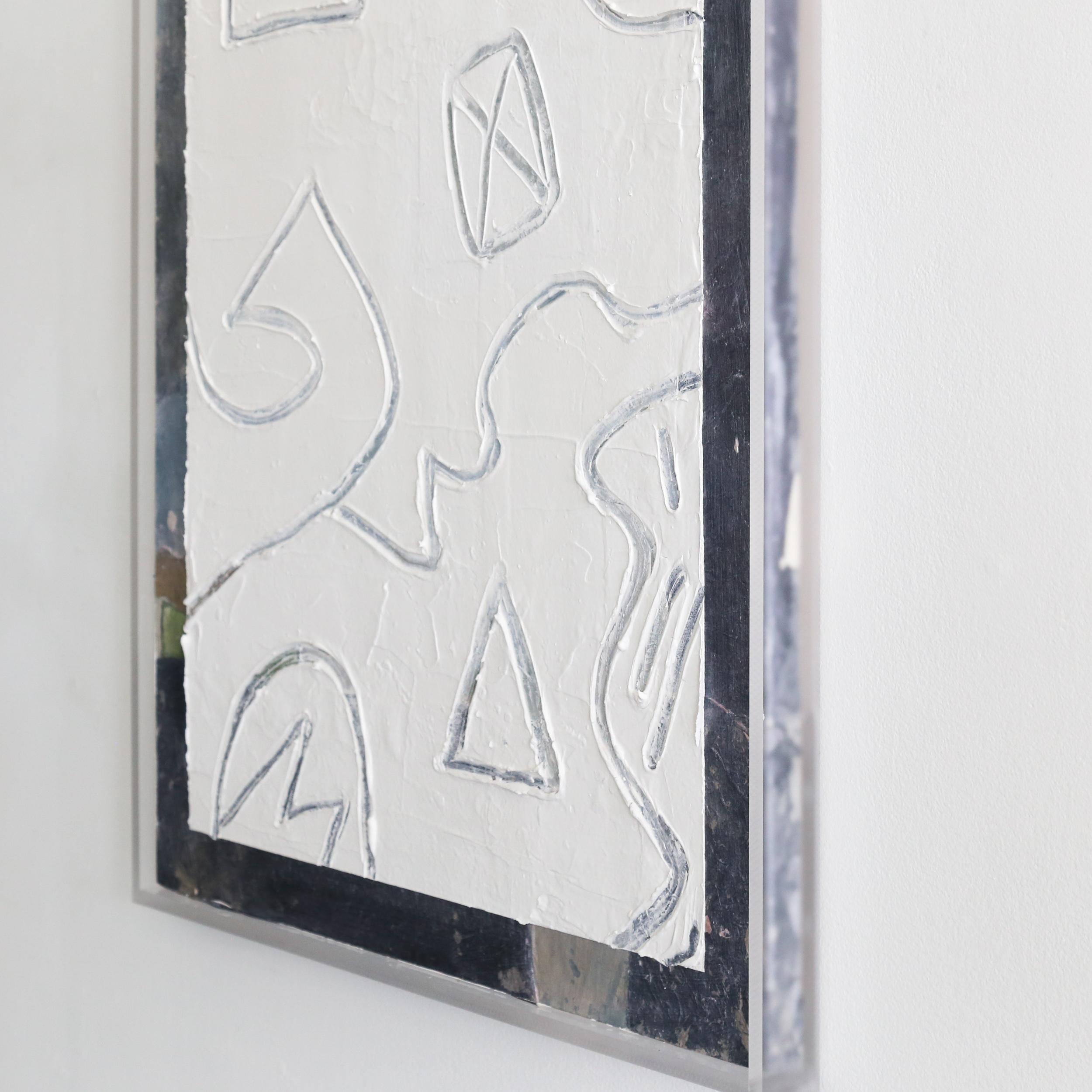 La Scrito Sur Moro Indigo di Kim Fonder è un'opera a tecnica mista che evoca un senso di profondità e mistero. Creata su carta fatta a mano montata su un pannello e racchiusa in un'elegante cornice in plexiglass, quest'opera misura 27,5