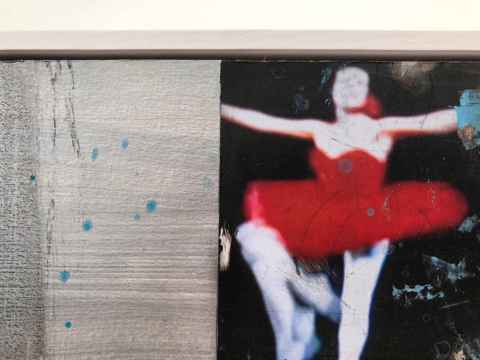 Danseuse de ballet en rouge dans « Double-Ticket Silverscreen » de l'artiste visuel multidisciplinaire Kim Frohsin, qui a créé la série « Dancers and Athletes » à partir d'une variété de médias - peinture acrylique, glaçures, encre, collage, crayons