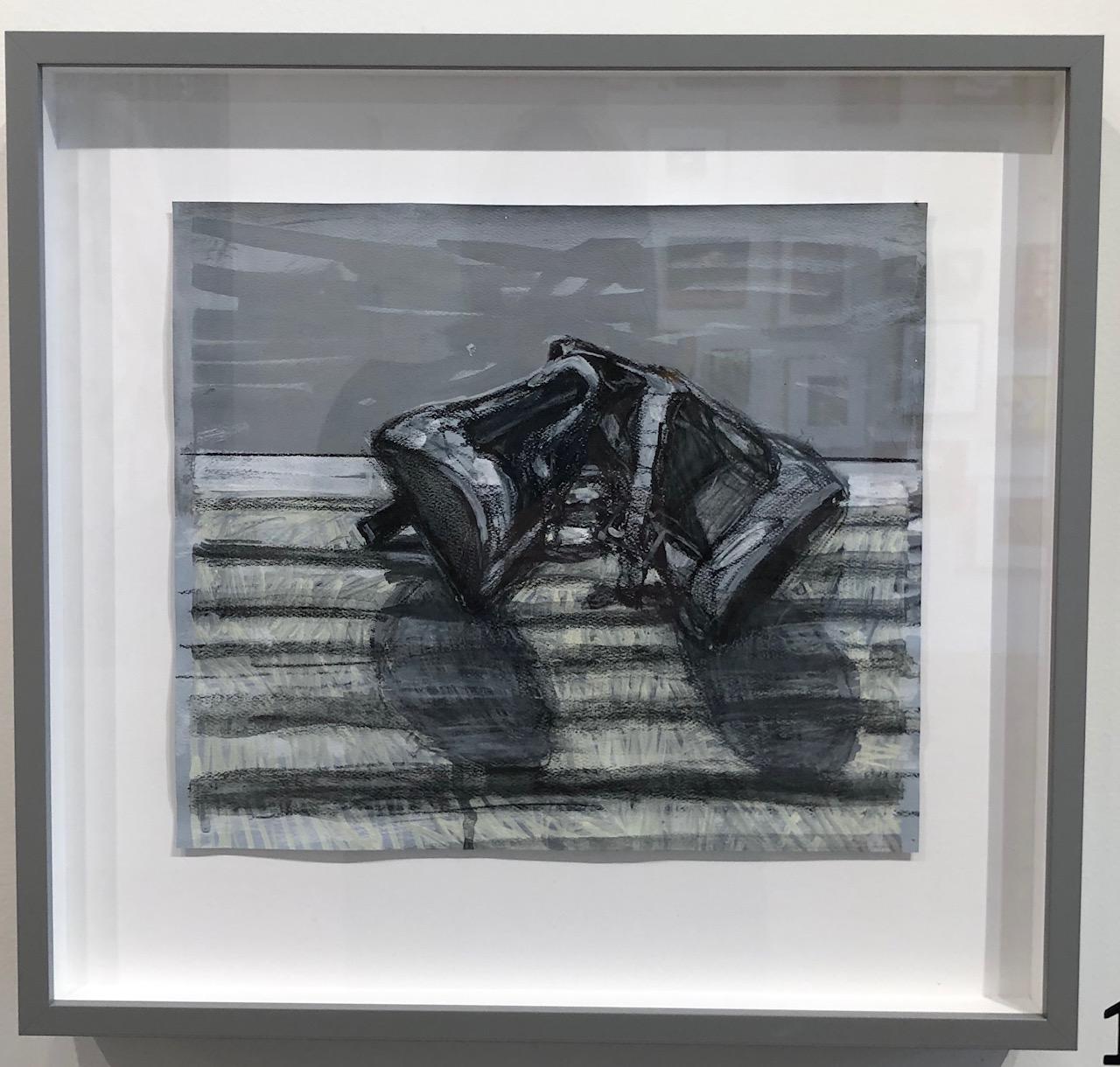 'Two Pools', natura morta di un paio di tacchi da donna su strisce dell'artista californiana Kim Frohsin, che utilizza tecniche miste, acrilico, matita Stabilo, Prismacolor, acquerello, pastello ad acqua, guazzo, inchiostro e pigmento secco su carta