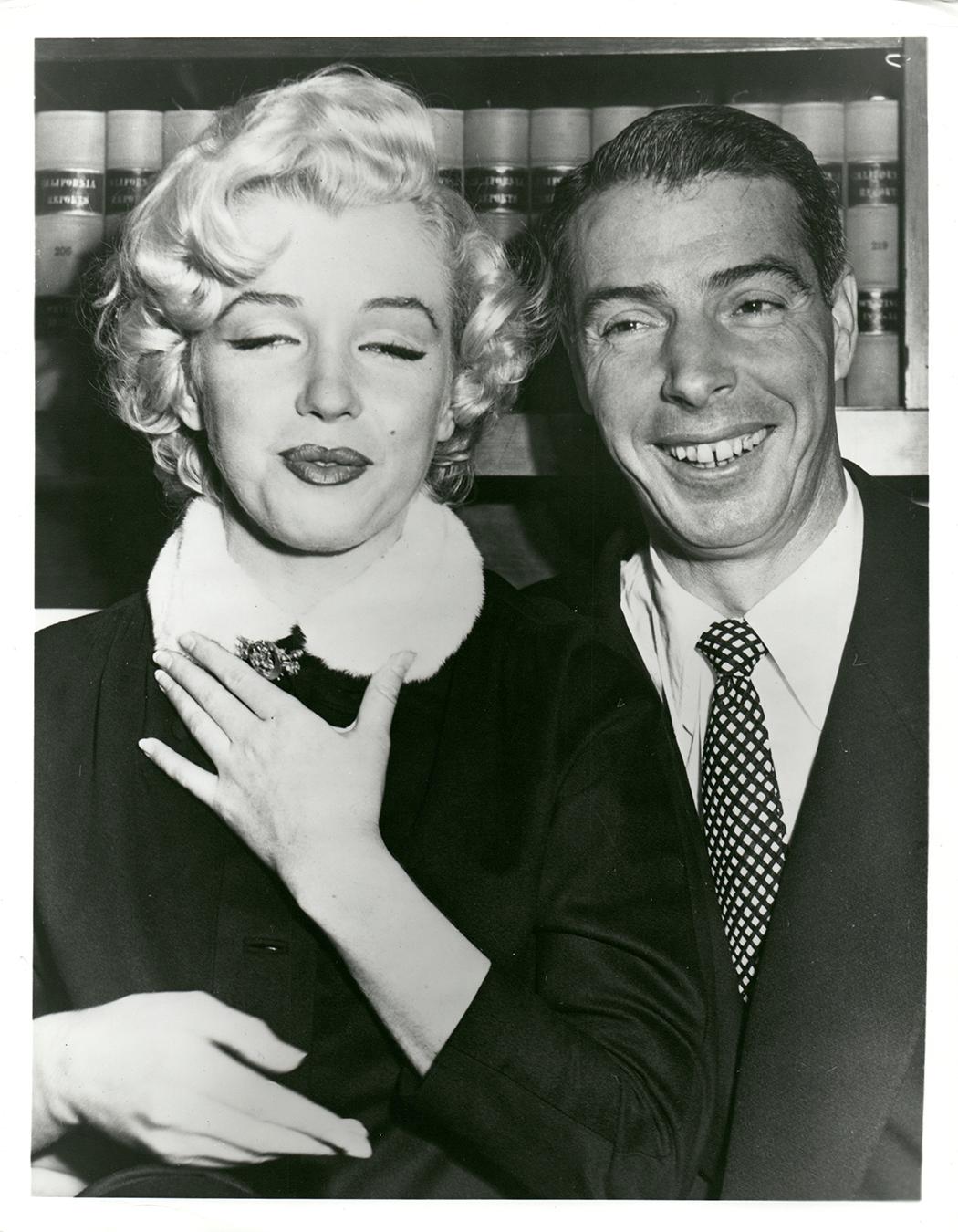Black and White Photograph de Kim Goodwin - Marilyn Monroe y Joe DiMaggio Vintage Press Print
