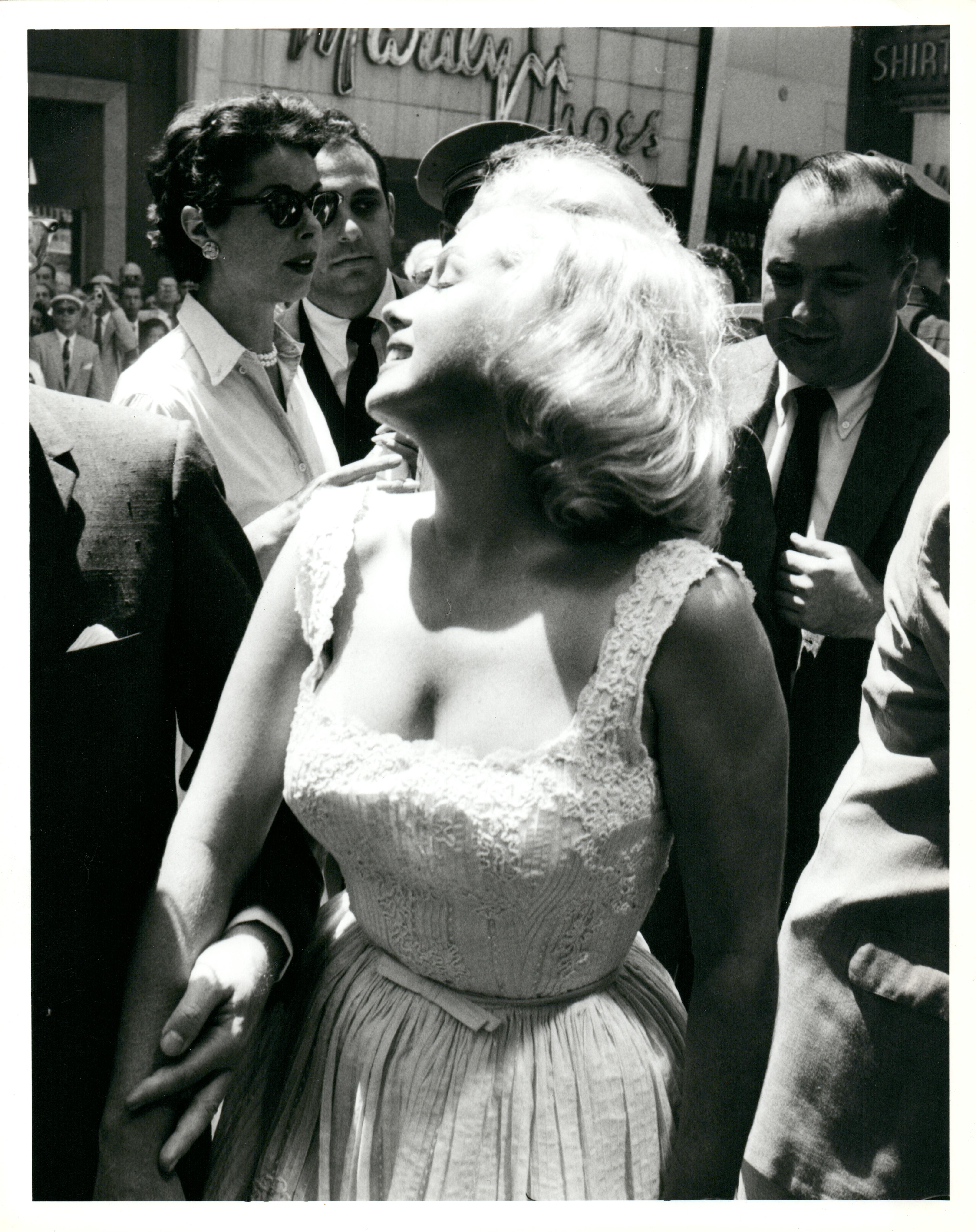 Portrait Photograph di Kim Goodwin - Marilyn Monroe Ritratto Artistico Candido in Abito Bianco Stampa Vintage