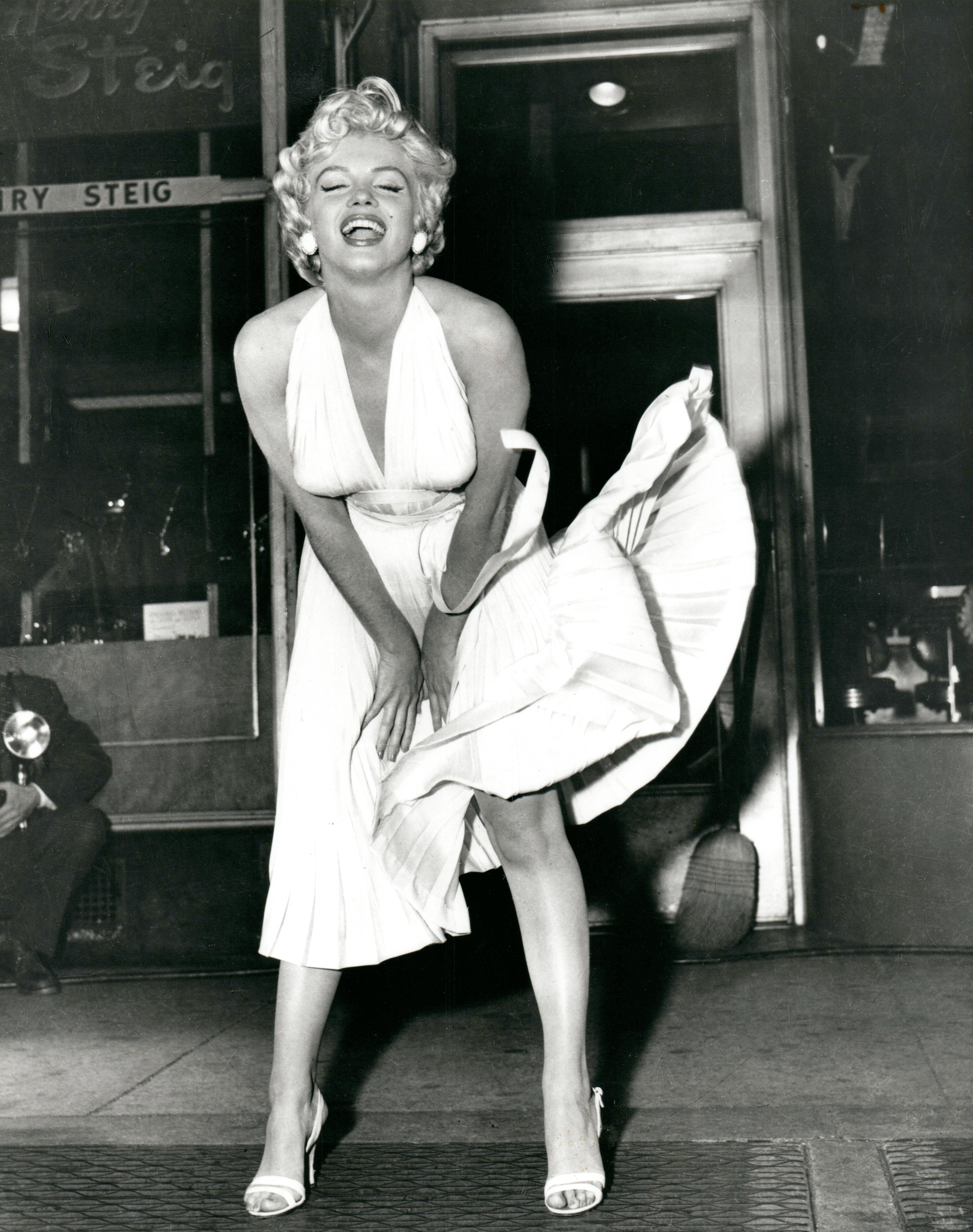 Kim Goodwin Portrait Photograph – Marilyn Monroe Ikonisches weißes Kleid mit mundgeblasenem Vintage- Pressdruck