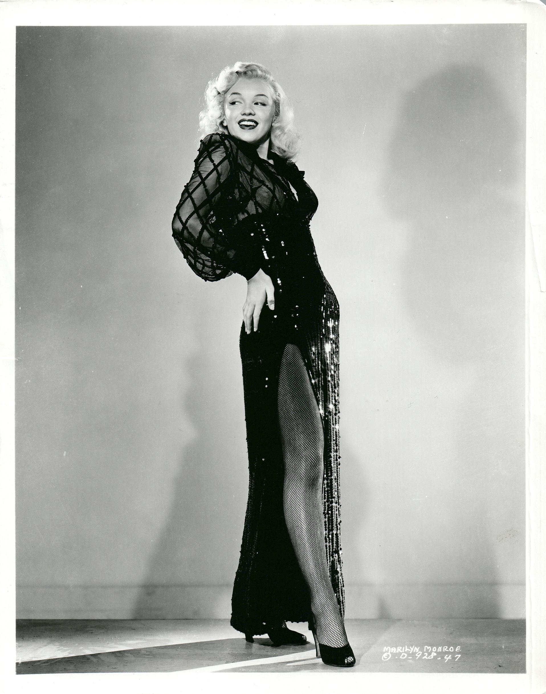 Black and White Photograph di Kim Goodwin - Marilyn Monroe in abito nero di paillettes Stampa vintage