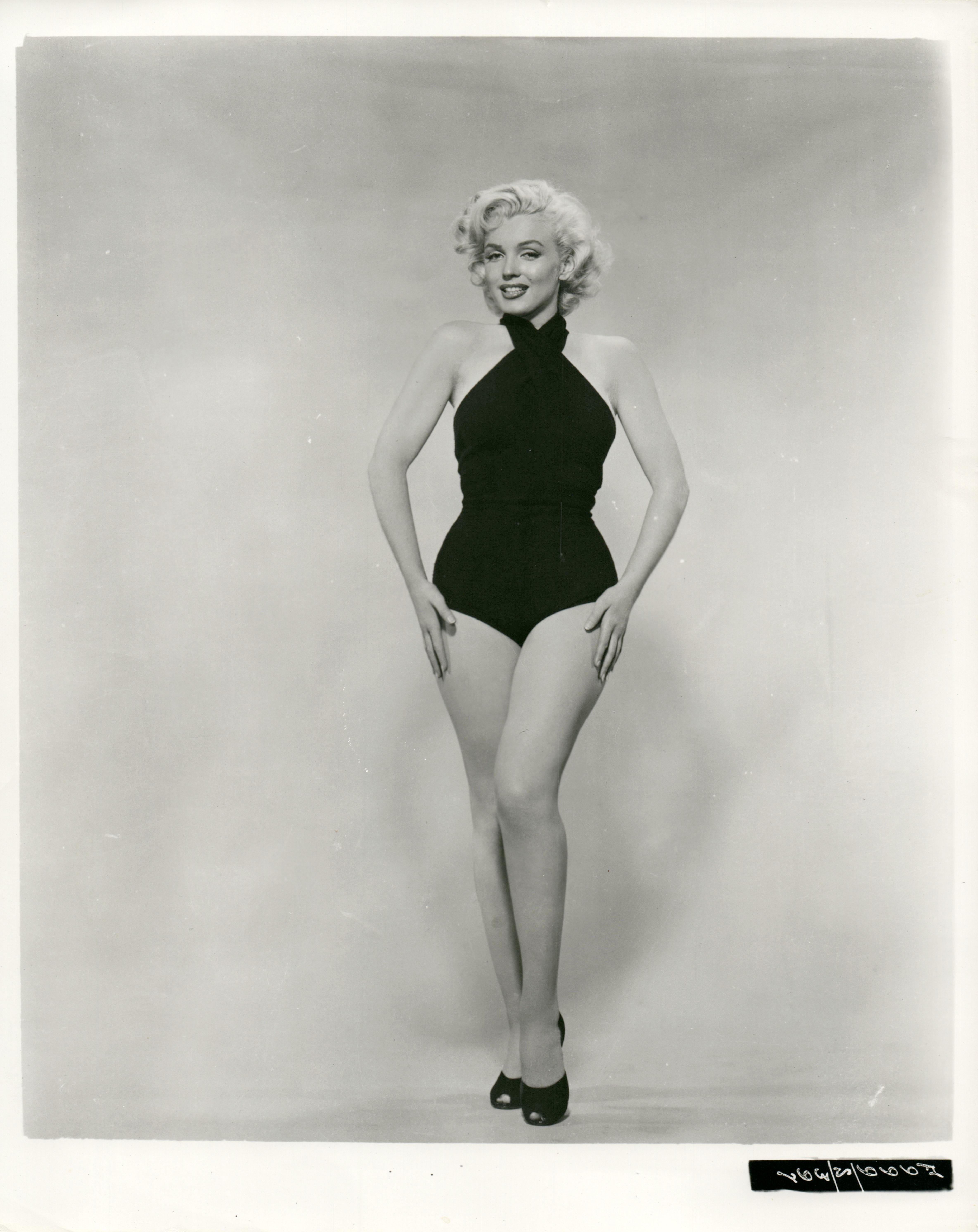 Black and White Photograph di Kim Goodwin - Marilyn Monroe in costume da bagno nero Stampa Vintage