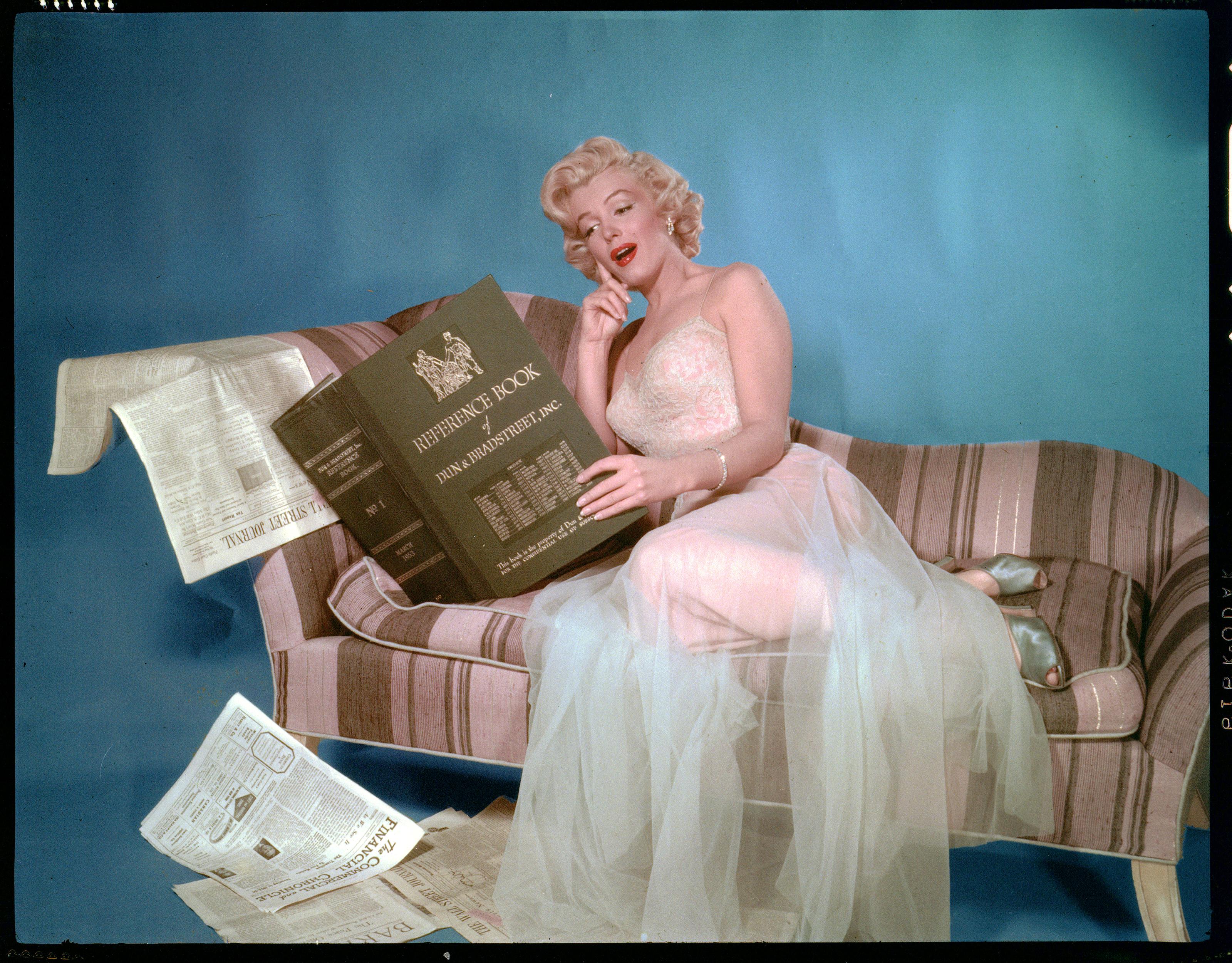 Color Photograph di Kim Goodwin - Marilyn Monroe lettura di riferimento Stampa d'epoca