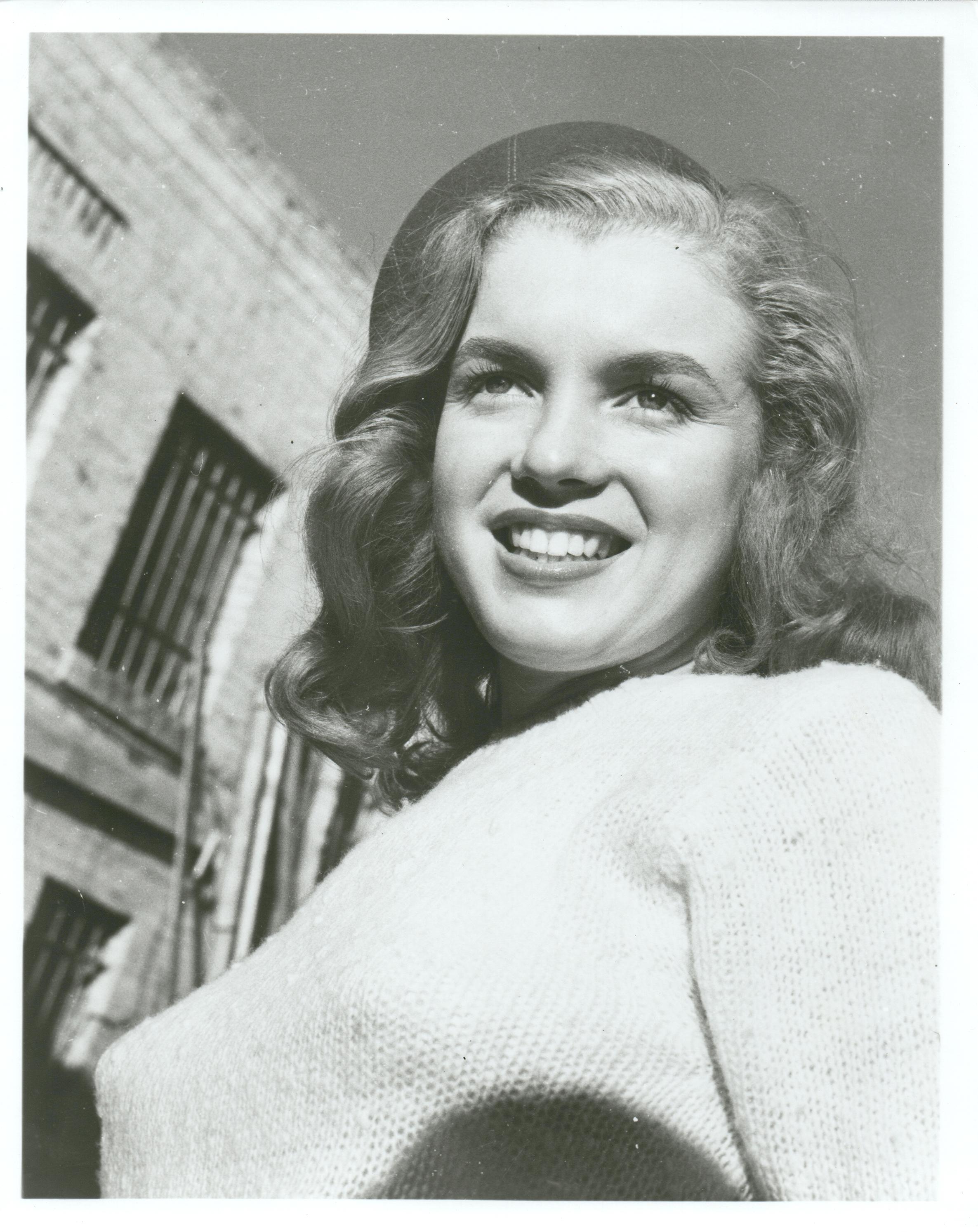 Portrait Photograph di Kim Goodwin - Marilyn Monroe con i capelli castani Stampa d'epoca