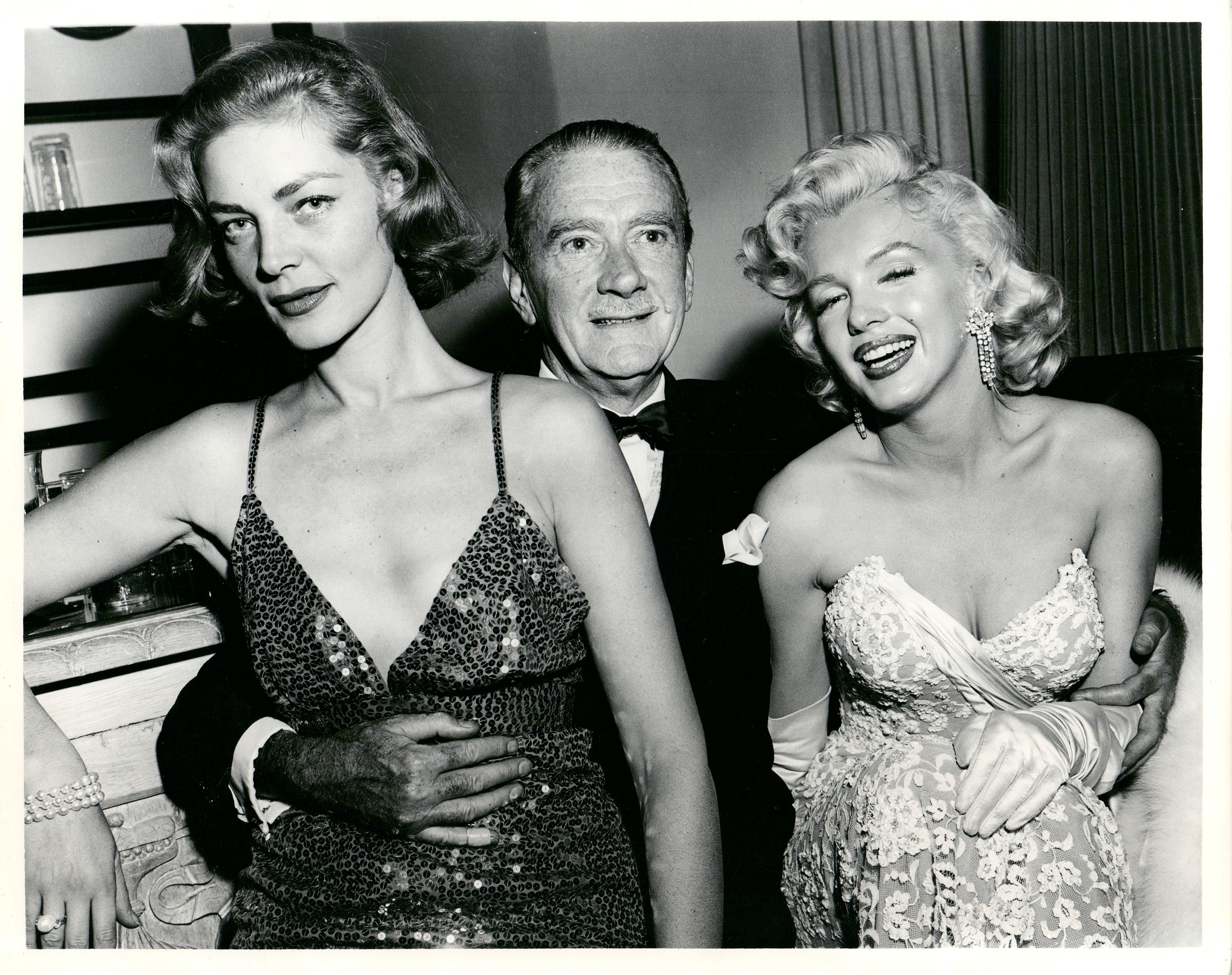 Portrait Photograph di Kim Goodwin - Marilyn Monroe con Lauren Bacall alla première Stampa d'epoca