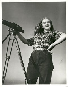 Joven Marilyn Monroe con telescopio Impresión de prensa vintage