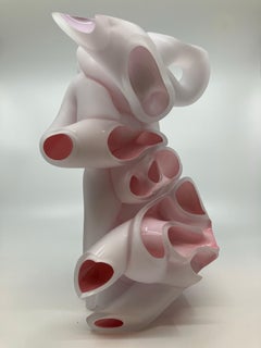 Abstrakte kompositorische Glasskulptur, weiß, 15 x 11 x 6 Zoll, von Kim Harty